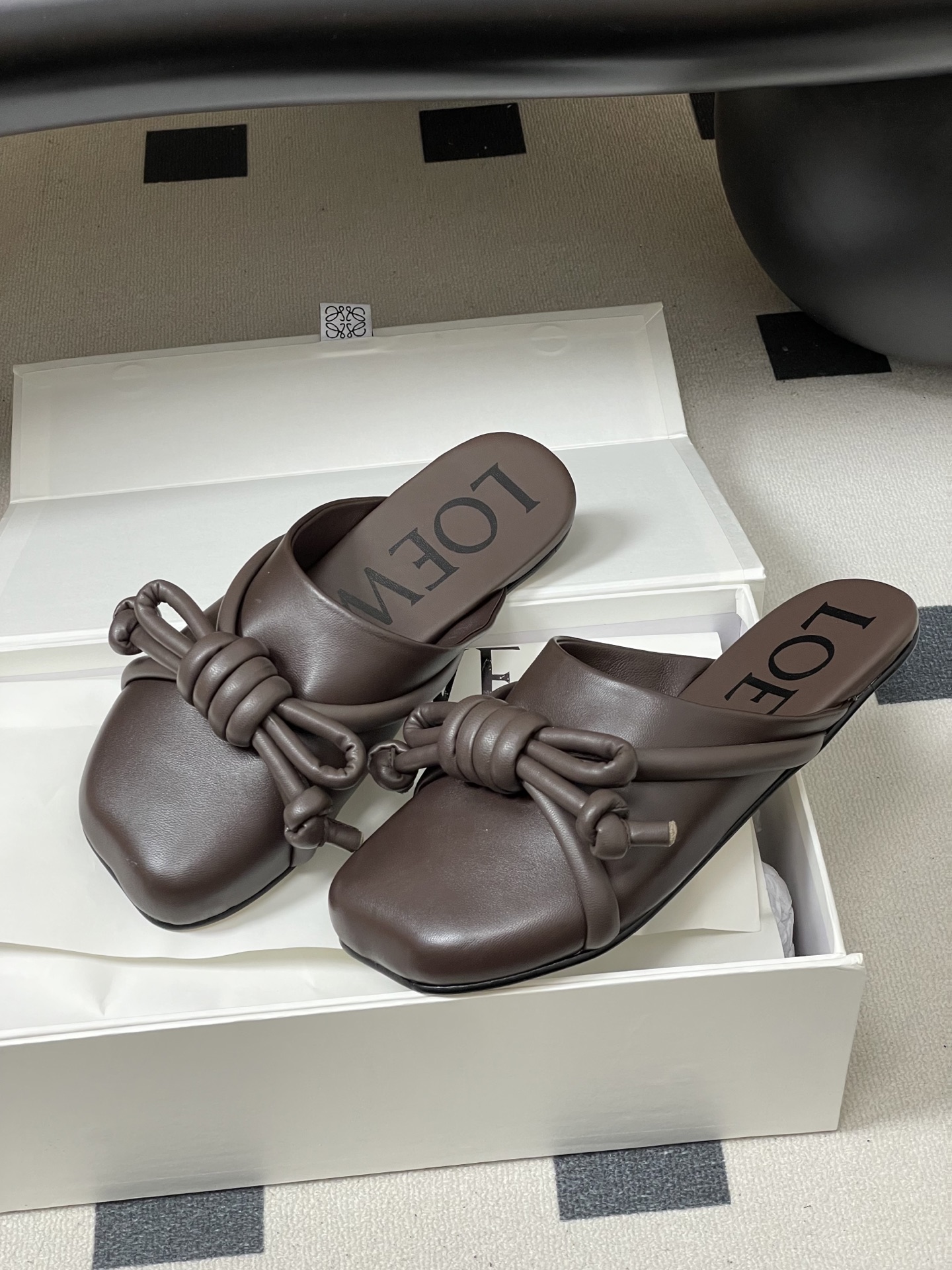 -LOEWE 罗意威 26ss 春夏新款气质时尚大蝴蝶结穆勒鞋包头平底半拖鞋把温柔和随性穿在脚上，是LO