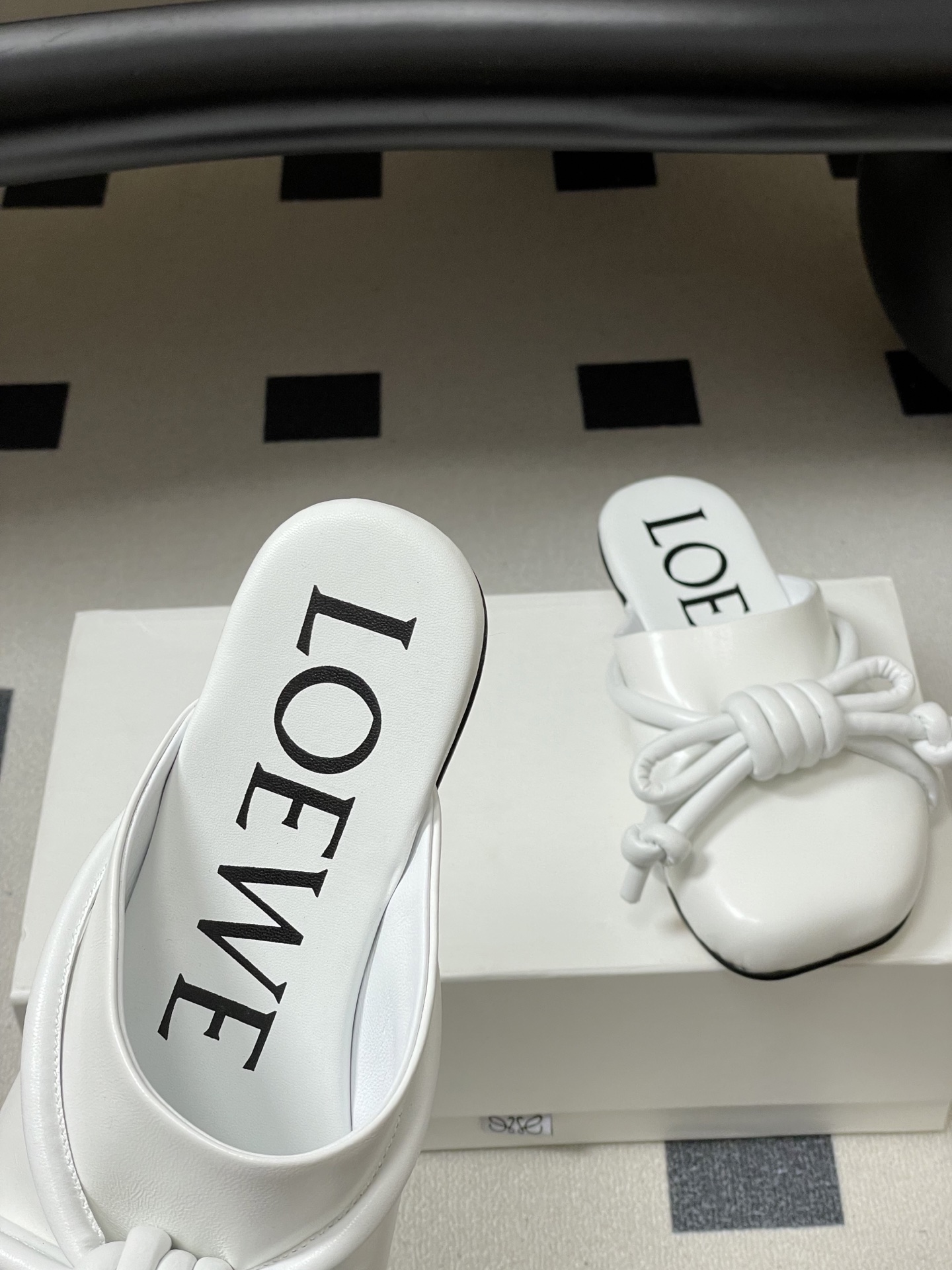 -LOEWE 罗意威 26ss 春夏新款气质时尚大蝴蝶结穆勒鞋包头平底半拖鞋把温柔和随性穿在脚上，是LO