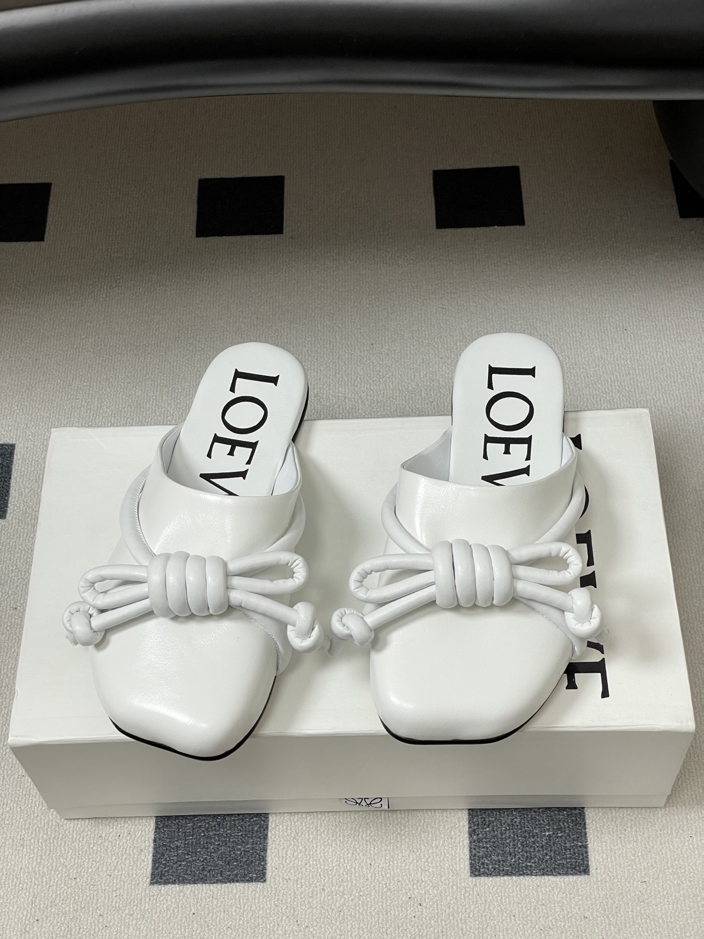-LOEWE 罗意威 26ss 春夏新款气质时尚大蝴蝶结穆勒鞋包头平底半拖鞋把温柔和随性穿在脚上，是LO