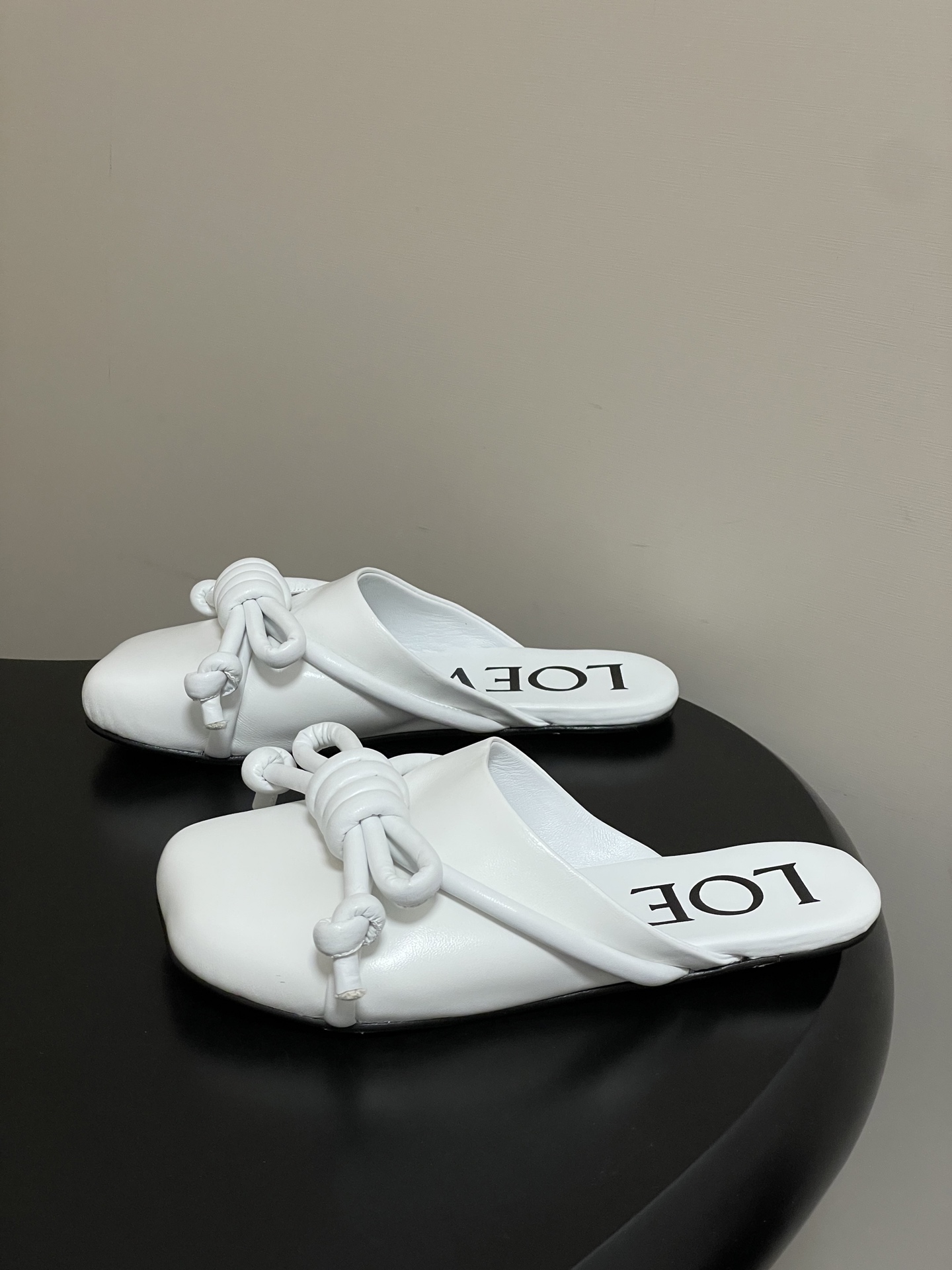 -LOEWE 罗意威 26ss 春夏新款气质时尚大蝴蝶结穆勒鞋包头平底半拖鞋把温柔和随性穿在脚上，是LO