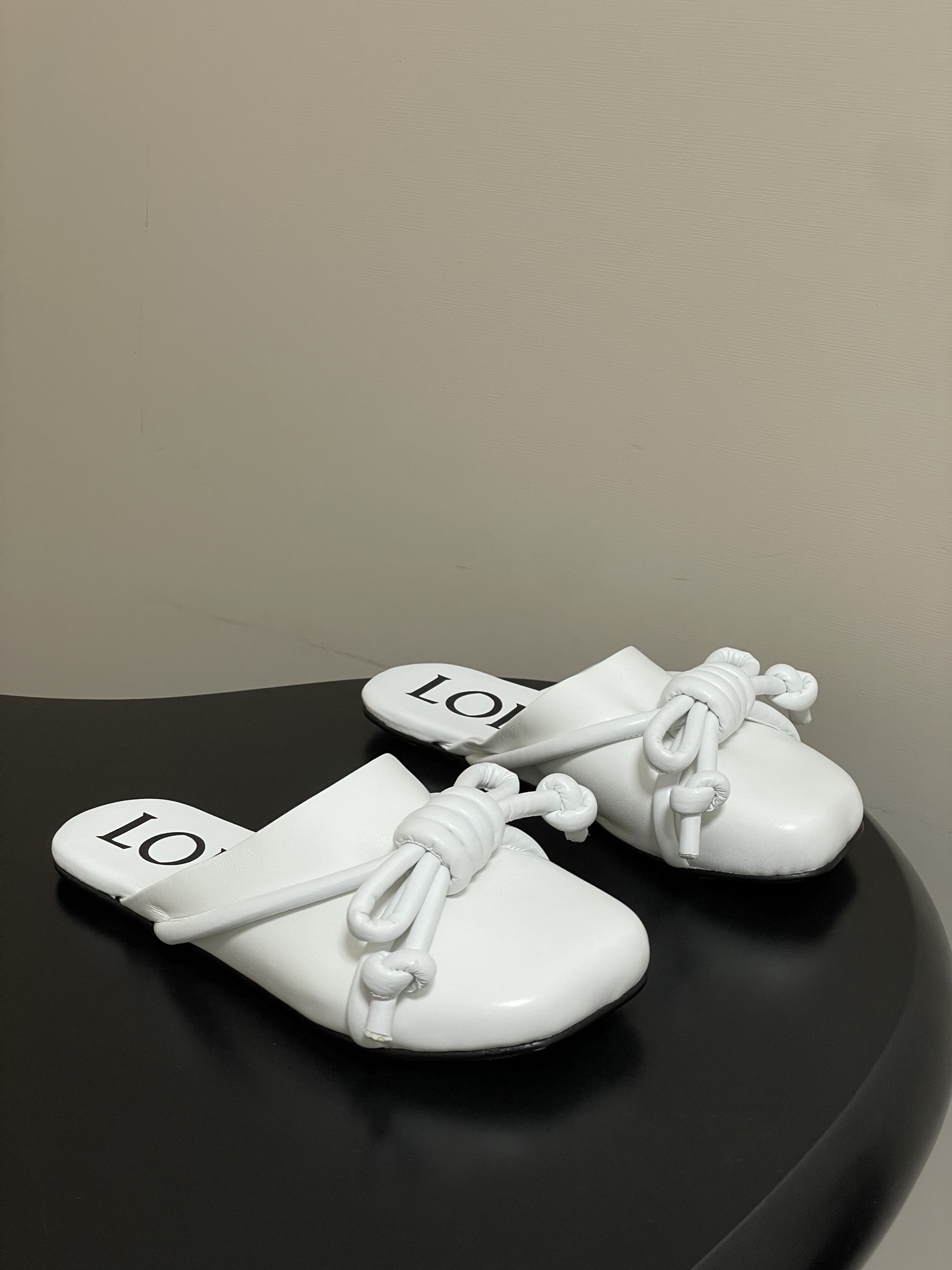 -LOEWE 罗意威 26ss 春夏新款气质时尚大蝴蝶结穆勒鞋包头平底半拖鞋把温柔和随性穿在脚上，是LO