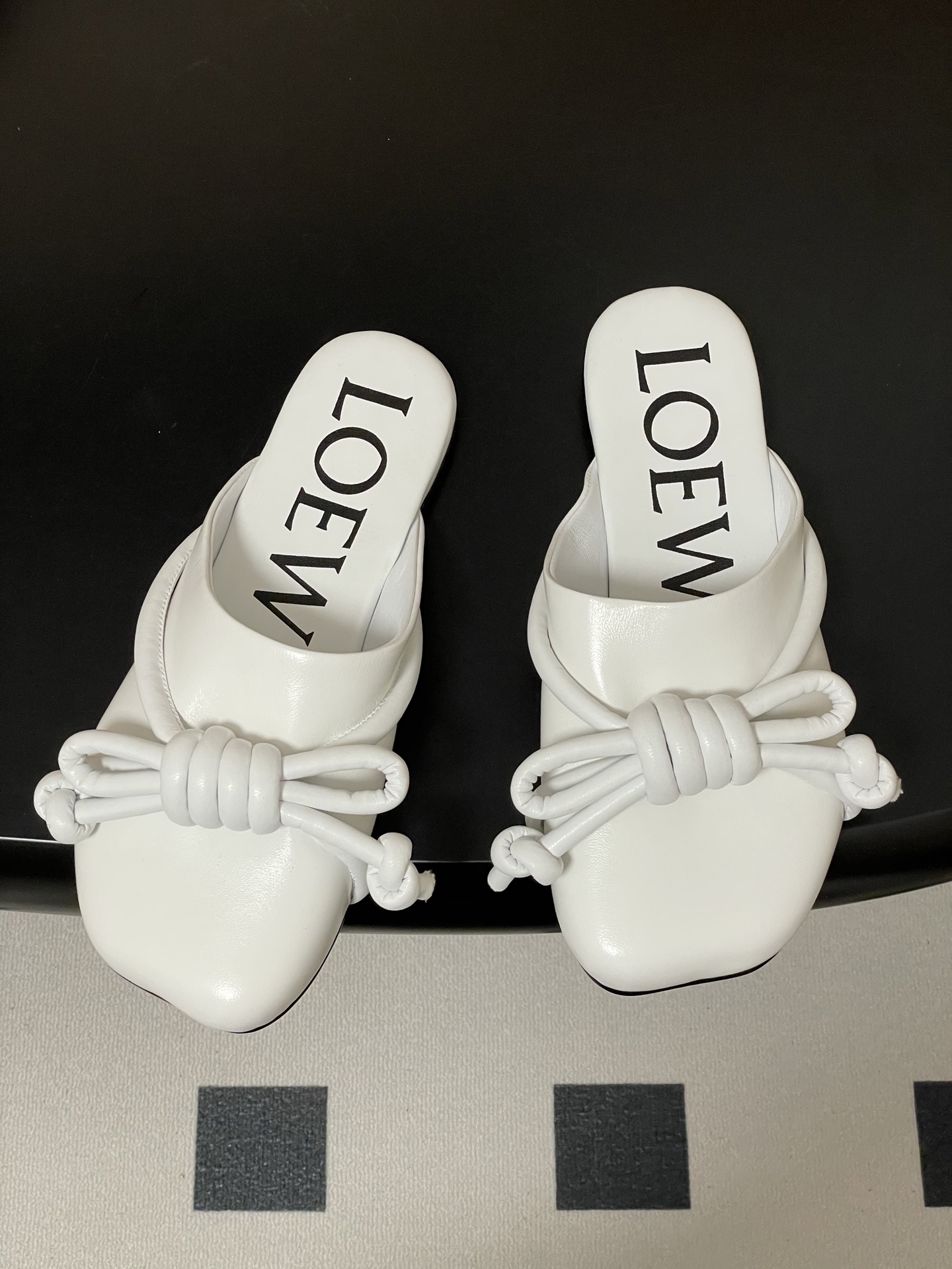 -LOEWE 罗意威 26ss 春夏新款气质时尚大蝴蝶结穆勒鞋包头平底半拖鞋把温柔和随性穿在脚上，是LO