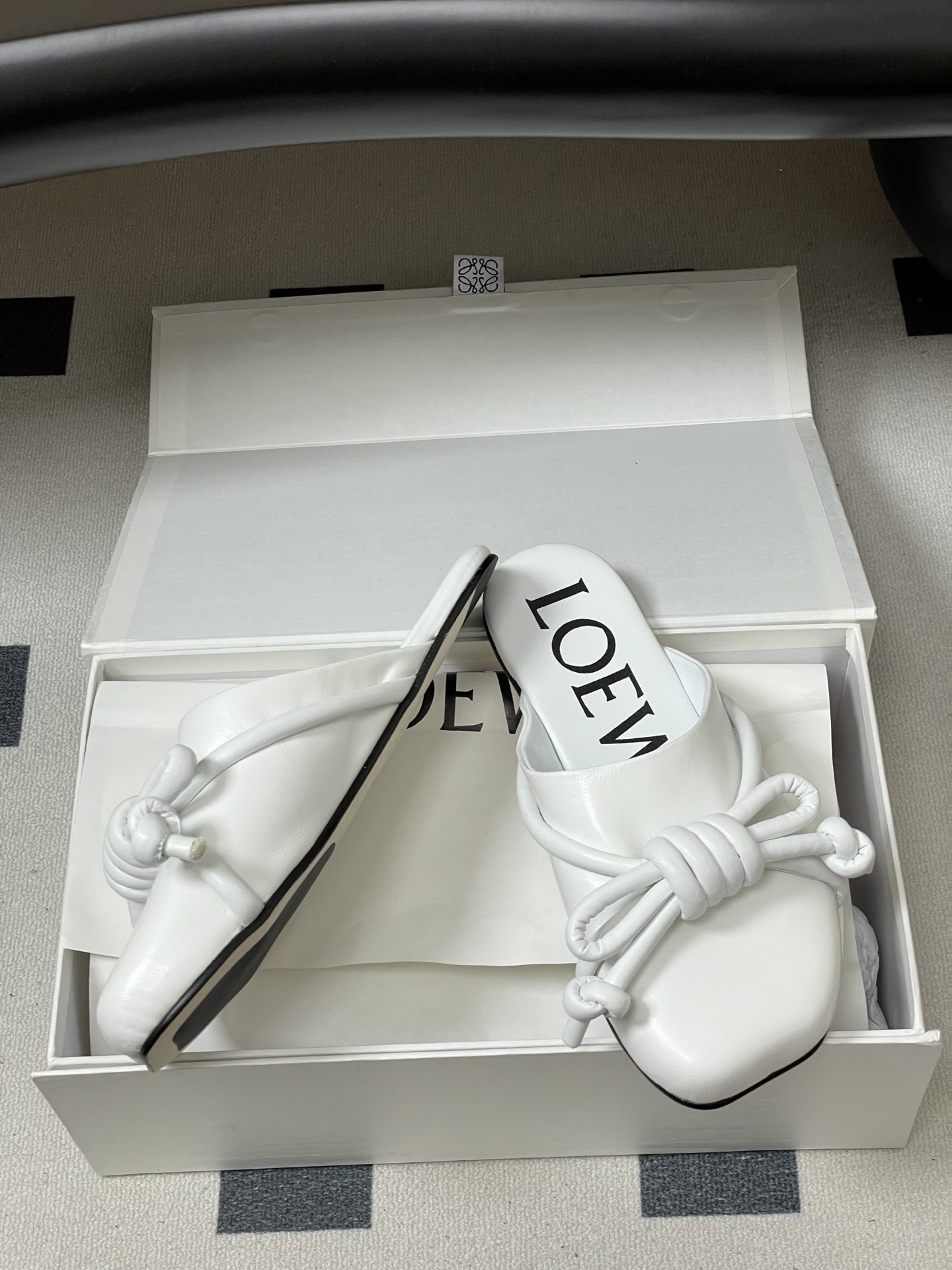 -LOEWE 罗意威 26ss 春夏新款气质时尚大蝴蝶结穆勒鞋包头平底半拖鞋把温柔和随性穿在脚上，是LO