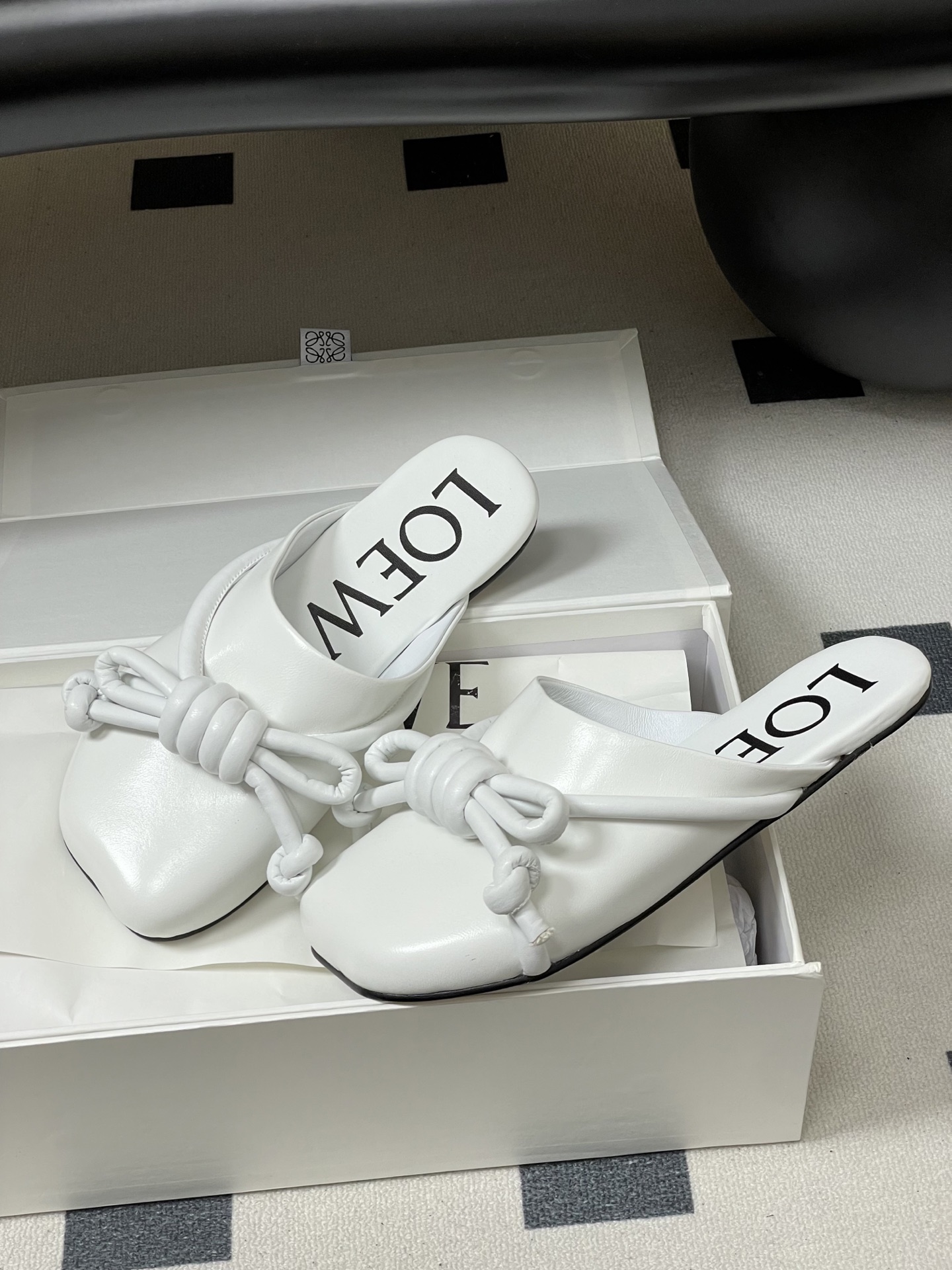 -LOEWE 罗意威 26ss 春夏新款气质时尚大蝴蝶结穆勒鞋包头平底半拖鞋把温柔和随性穿在脚上，是LO