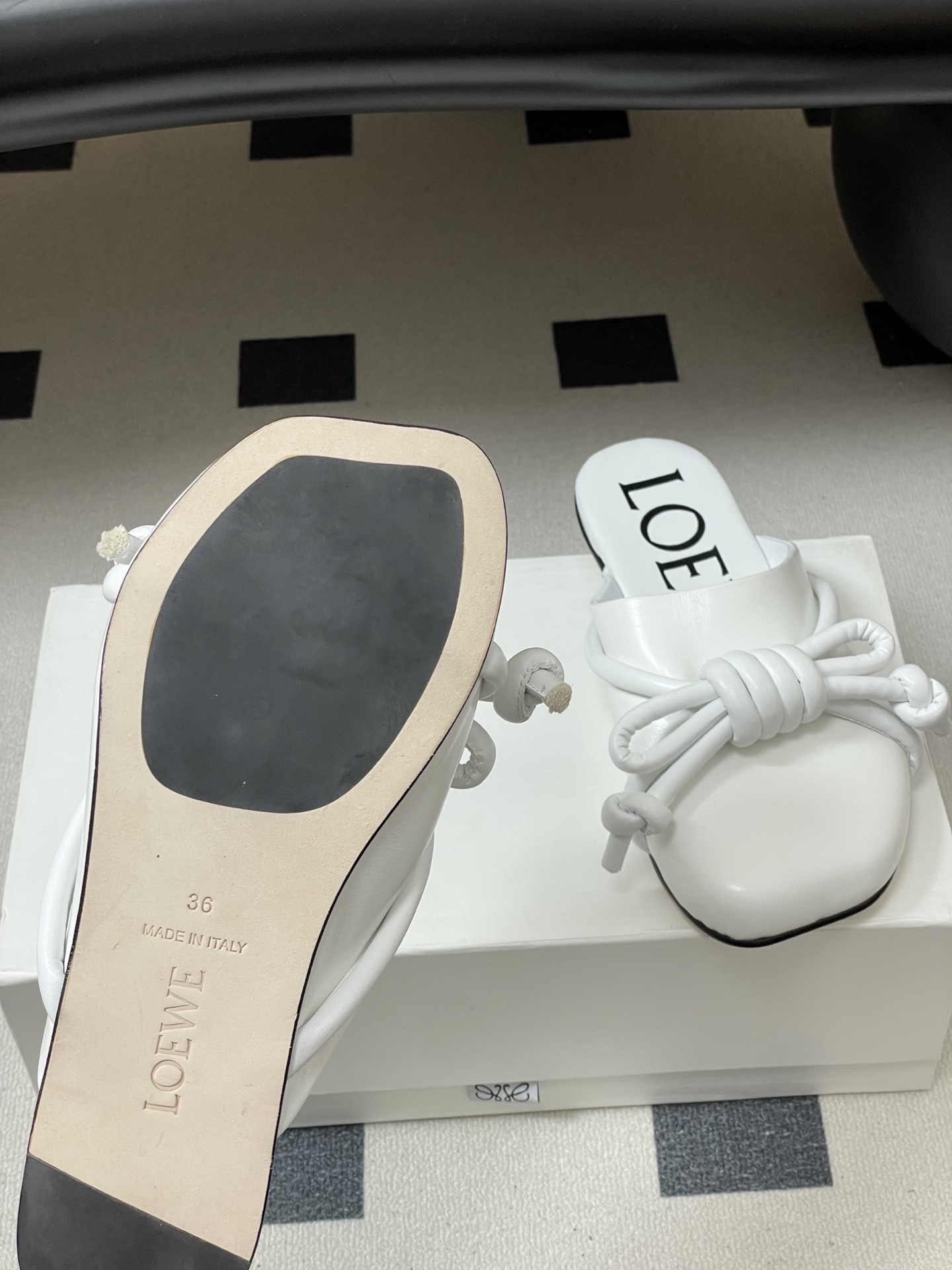 -LOEWE 罗意威 26ss 春夏新款气质时尚大蝴蝶结穆勒鞋包头平底半拖鞋把温柔和随性穿在脚上，是LO