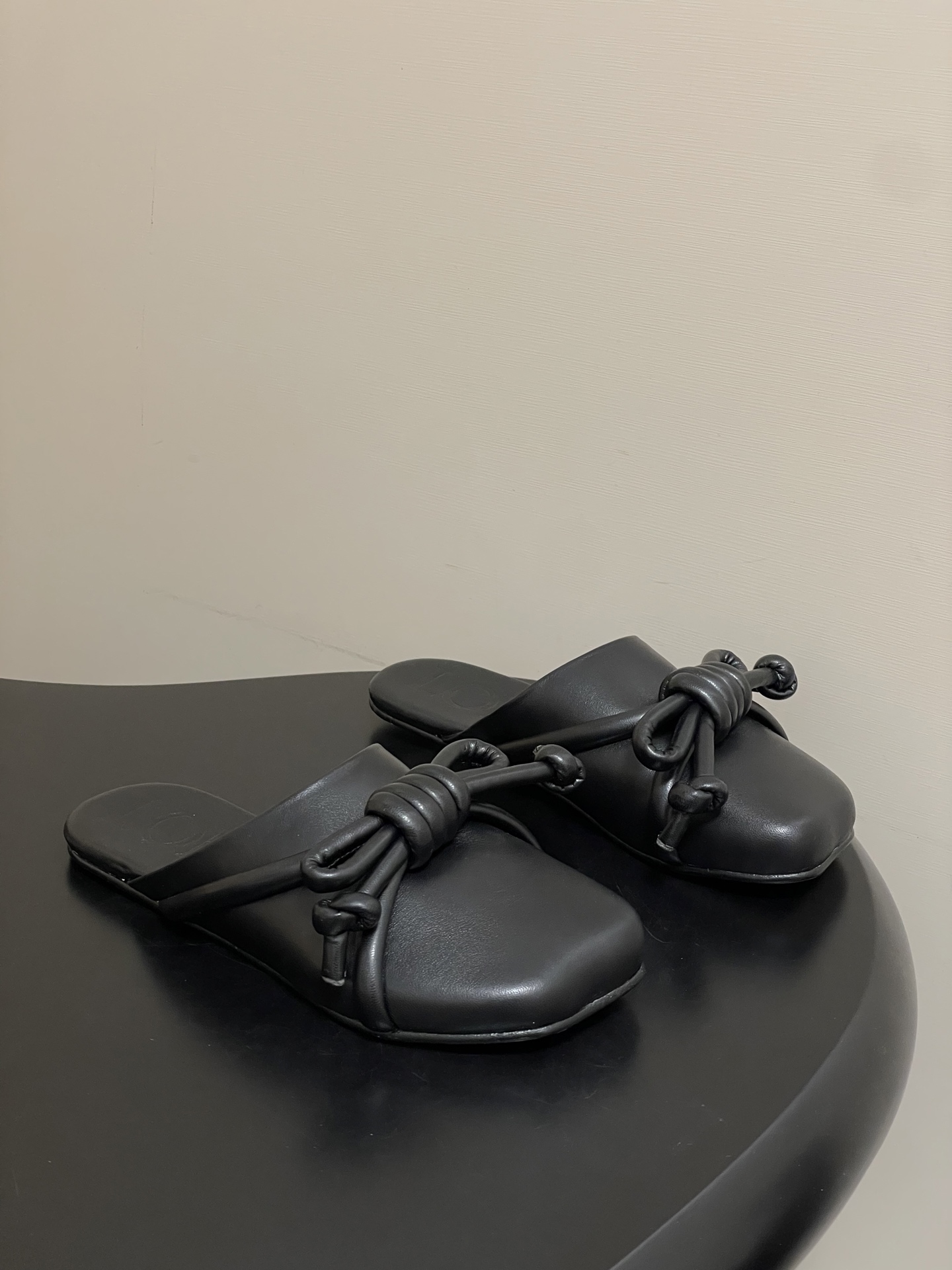-LOEWE 罗意威 26ss 春夏新款气质时尚大蝴蝶结穆勒鞋包头平底半拖鞋把温柔和随性穿在脚上，是LO