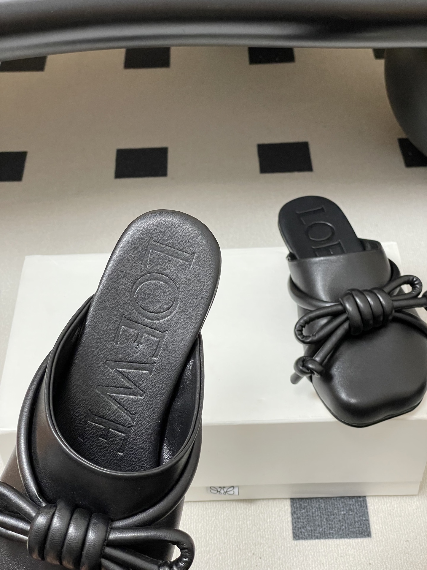 -LOEWE 罗意威 26ss 春夏新款气质时尚大蝴蝶结穆勒鞋包头平底半拖鞋把温柔和随性穿在脚上，是LO