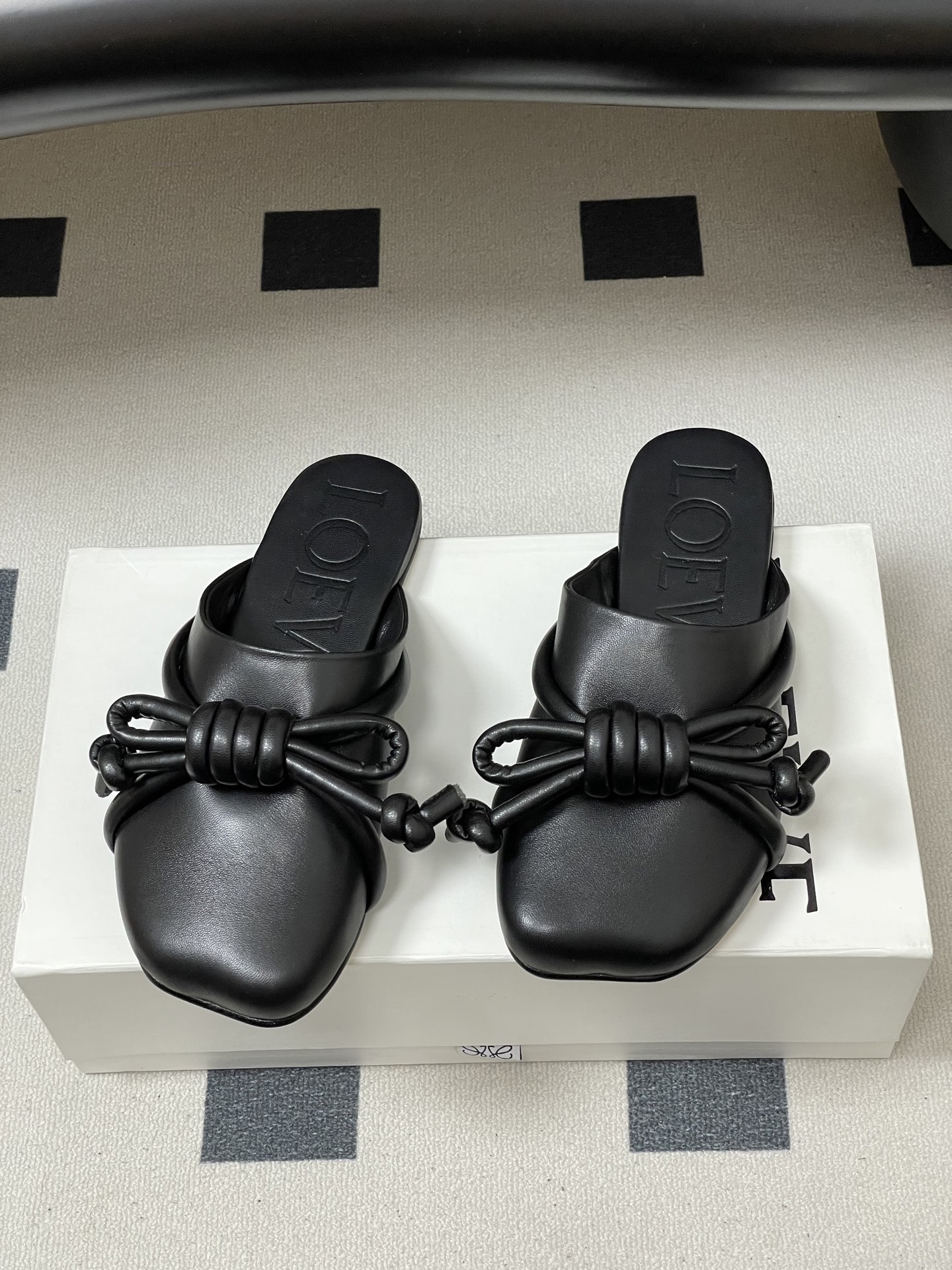 -LOEWE 罗意威 26ss 春夏新款气质时尚大蝴蝶结穆勒鞋包头平底半拖鞋把温柔和随性穿在脚上，是LO