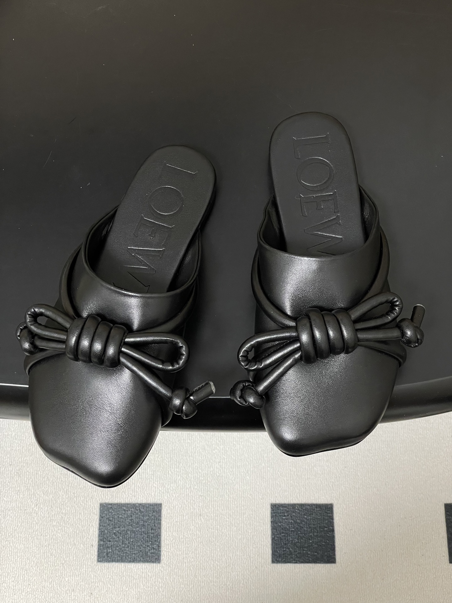 -LOEWE 罗意威 26ss 春夏新款气质时尚大蝴蝶结穆勒鞋包头平底半拖鞋把温柔和随性穿在脚上，是LO