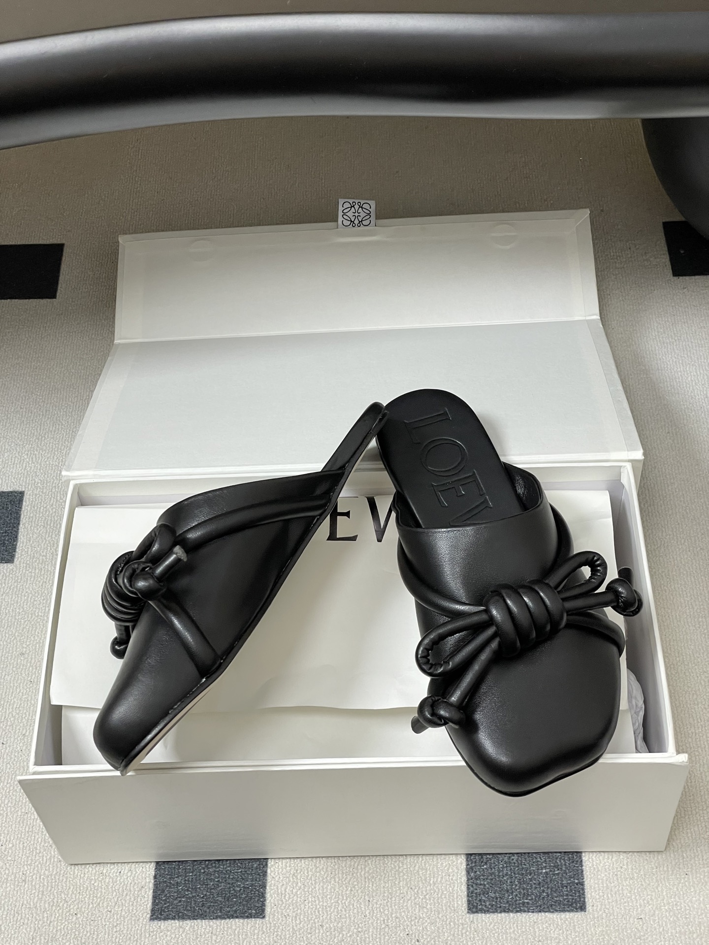 -LOEWE 罗意威 26ss 春夏新款气质时尚大蝴蝶结穆勒鞋包头平底半拖鞋把温柔和随性穿在脚上，是LO