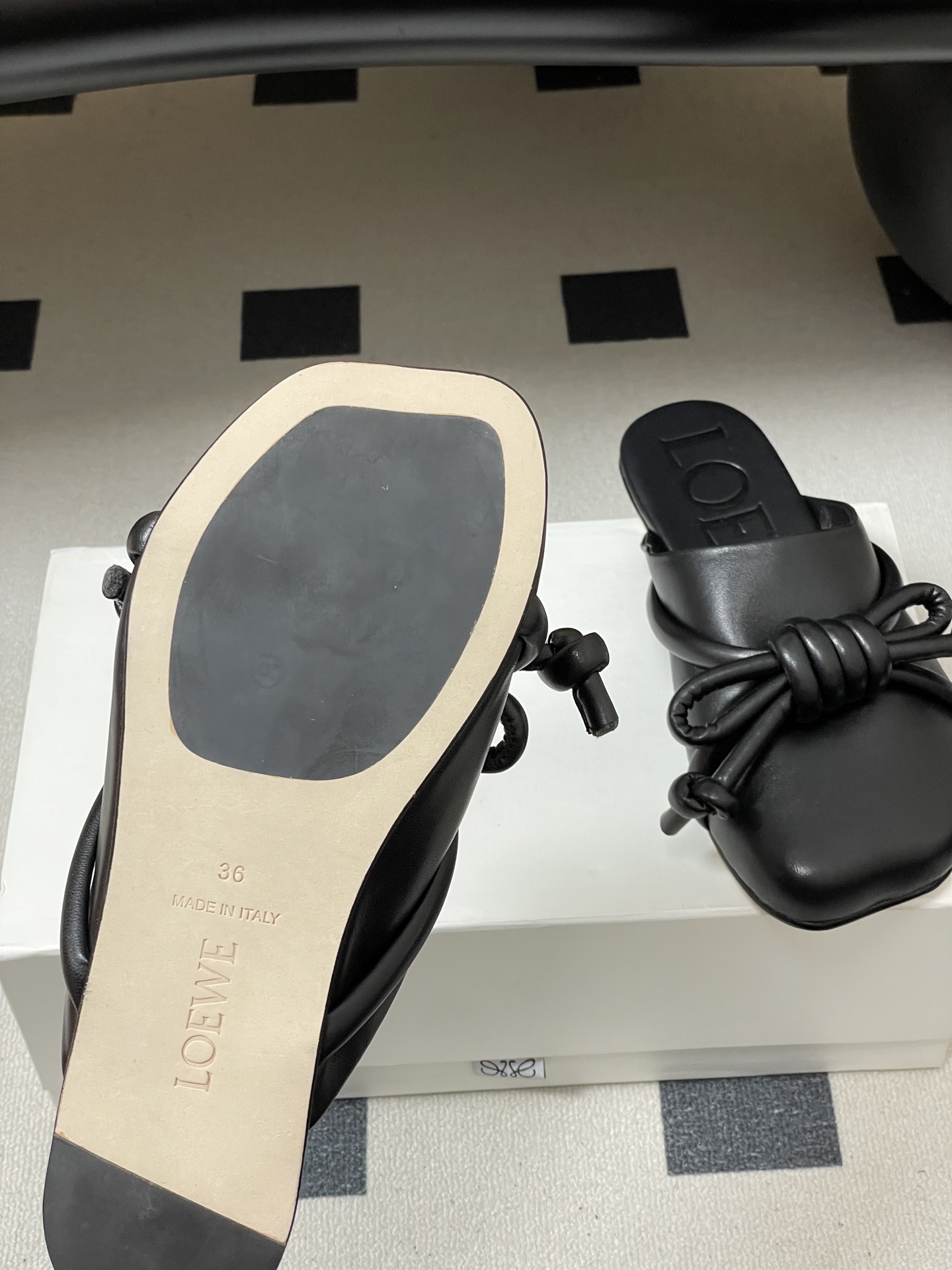 -LOEWE 罗意威 26ss 春夏新款气质时尚大蝴蝶结穆勒鞋包头平底半拖鞋把温柔和随性穿在脚上，是LO