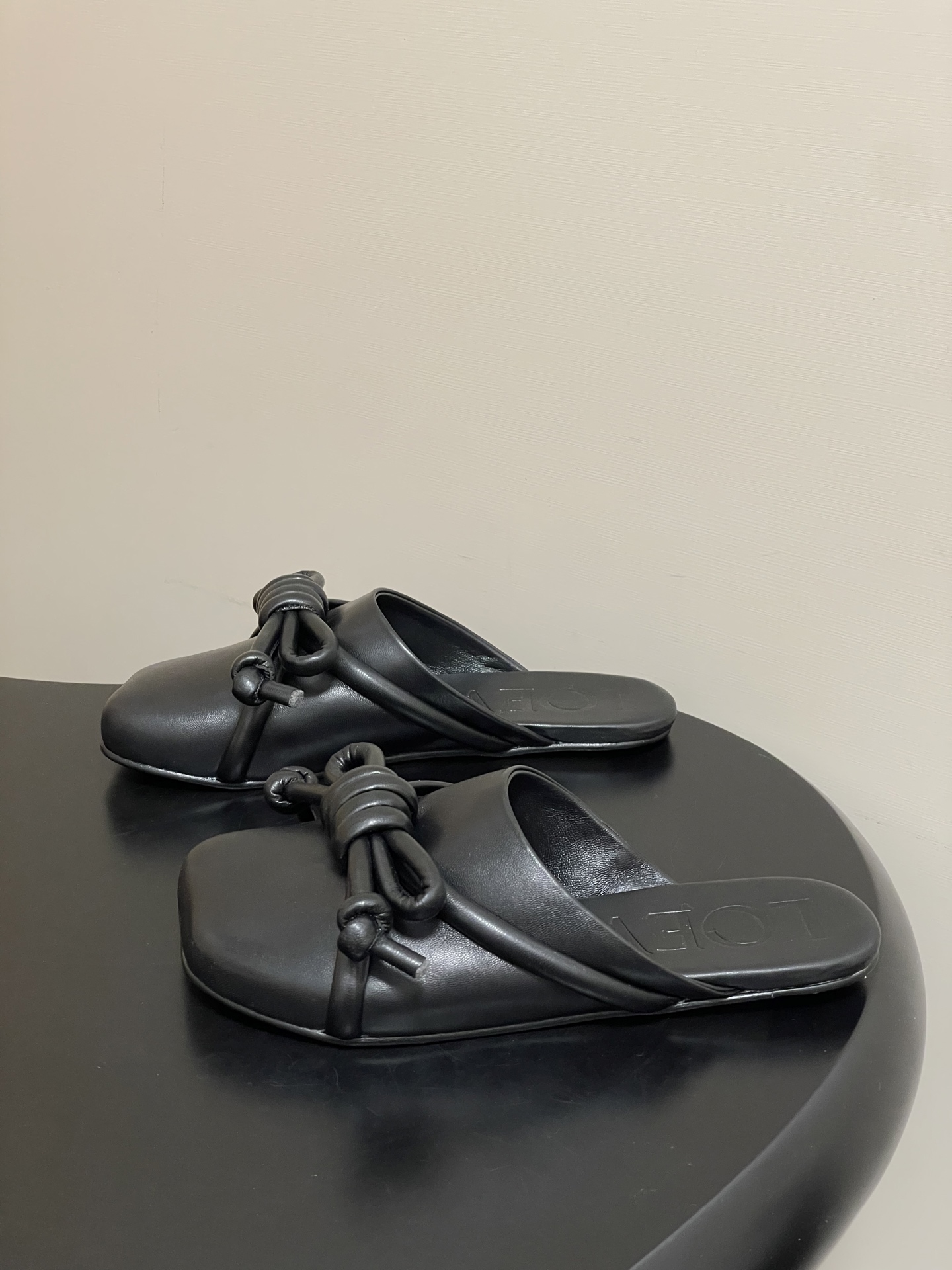 -LOEWE 罗意威 26ss 春夏新款气质时尚大蝴蝶结穆勒鞋包头平底半拖鞋把温柔和随性穿在脚上，是LO