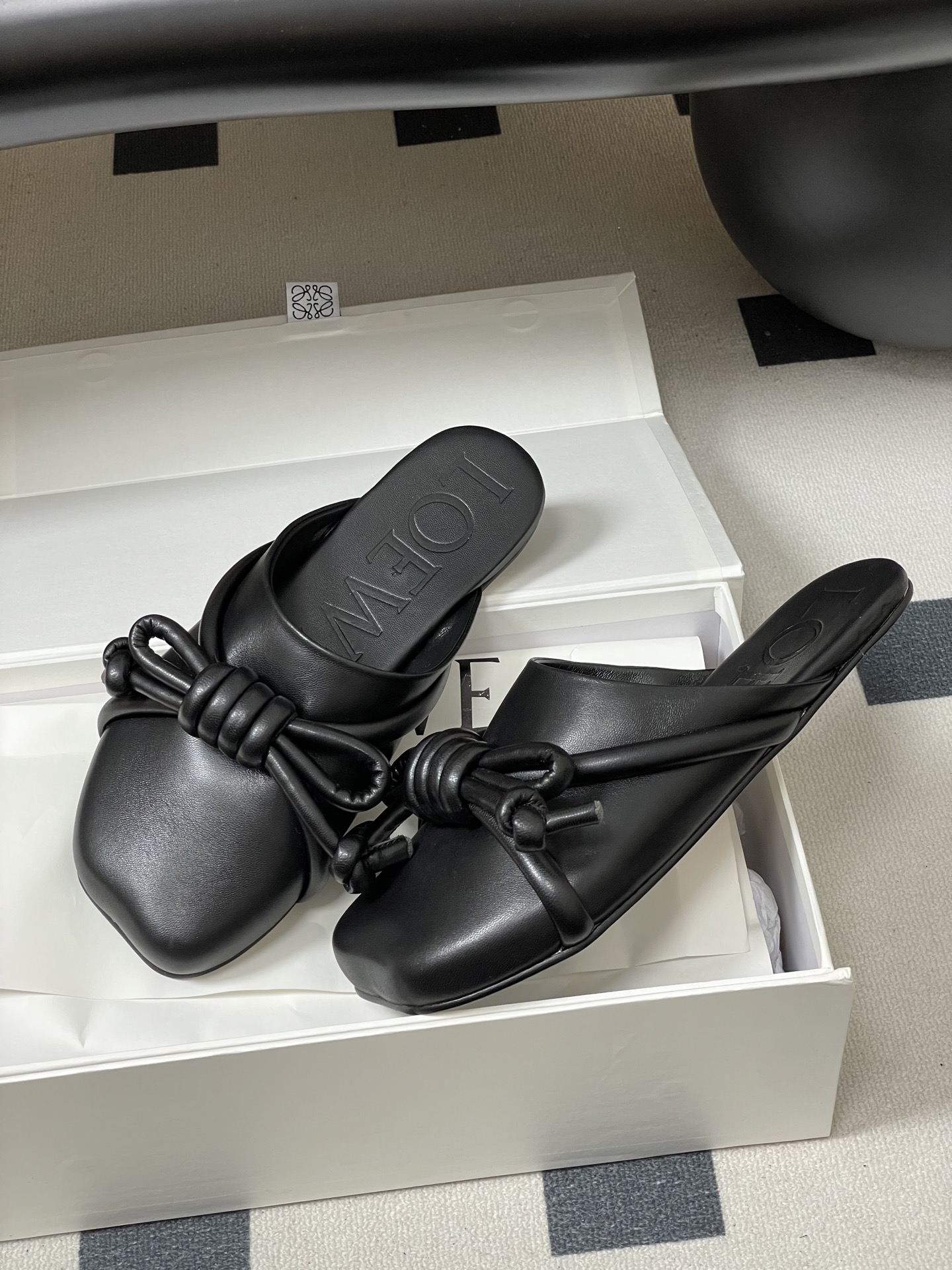 -LOEWE 罗意威 26ss 春夏新款气质时尚大蝴蝶结穆勒鞋包头平底半拖鞋把温柔和随性穿在脚上，是LO