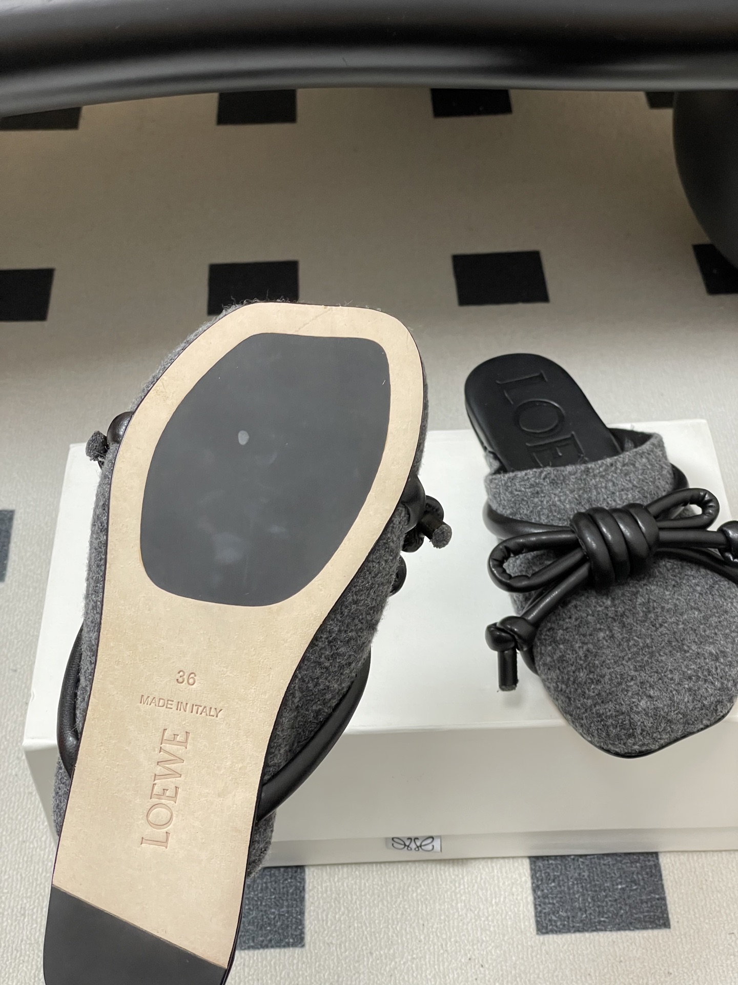 -LOEWE 罗意威 26ss 春夏新款气质时尚大蝴蝶结穆勒鞋包头平底半拖鞋把温柔和随性穿在脚上，是LO