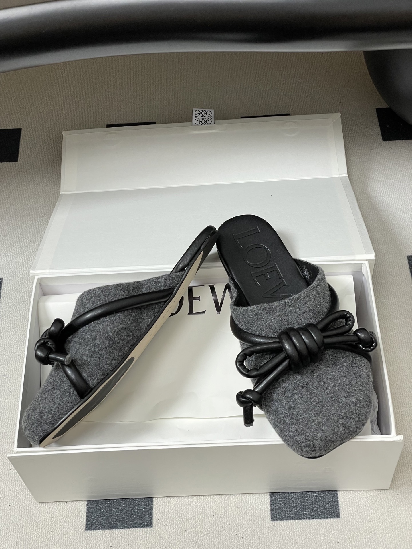 -LOEWE 罗意威 26ss 春夏新款气质时尚大蝴蝶结穆勒鞋包头平底半拖鞋把温柔和随性穿在脚上，是LO