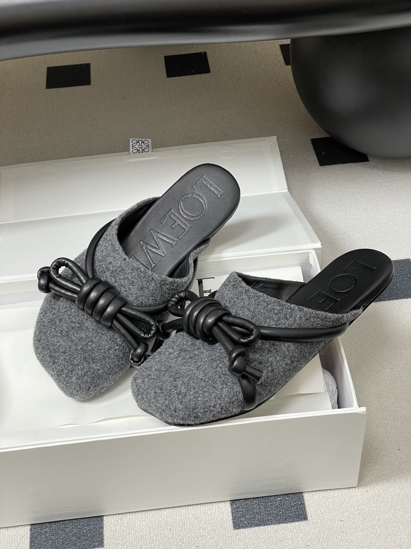 -LOEWE 罗意威 26ss 春夏新款气质时尚大蝴蝶结穆勒鞋包头平底半拖鞋把温柔和随性穿在脚上，是LO