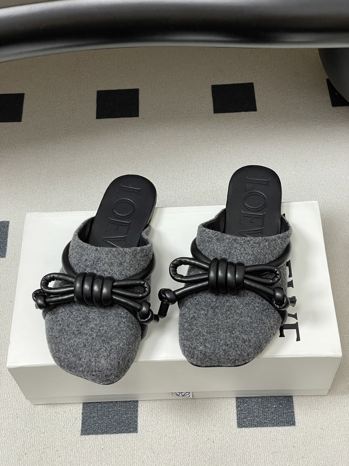 -LOEWE 罗意威 26ss 春夏新款气质时尚大蝴蝶结穆勒鞋包头平底半拖鞋把温柔和随性穿在脚上，是LO