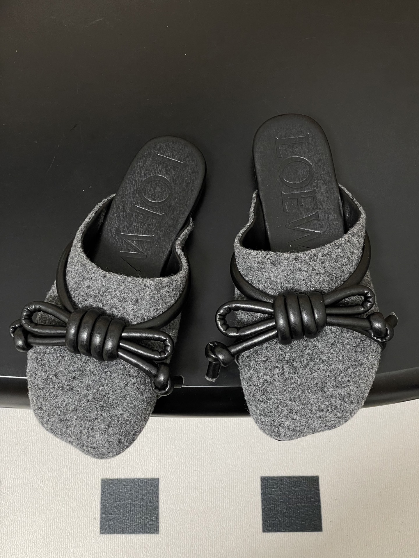 -LOEWE 罗意威 26ss 春夏新款气质时尚大蝴蝶结穆勒鞋包头平底半拖鞋把温柔和随性穿在脚上，是LO