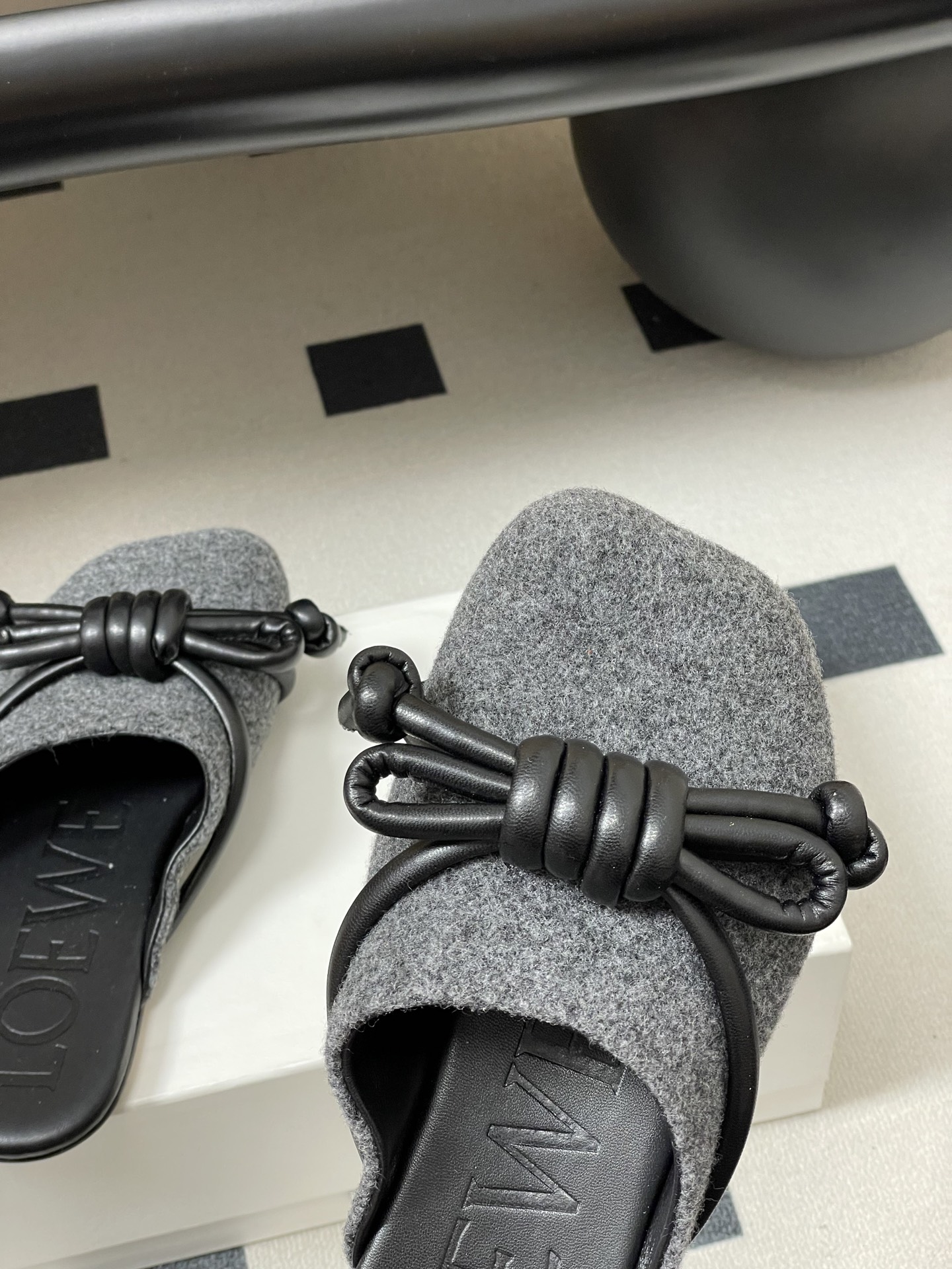 -LOEWE 罗意威 26ss 春夏新款气质时尚大蝴蝶结穆勒鞋包头平底半拖鞋把温柔和随性穿在脚上，是LO