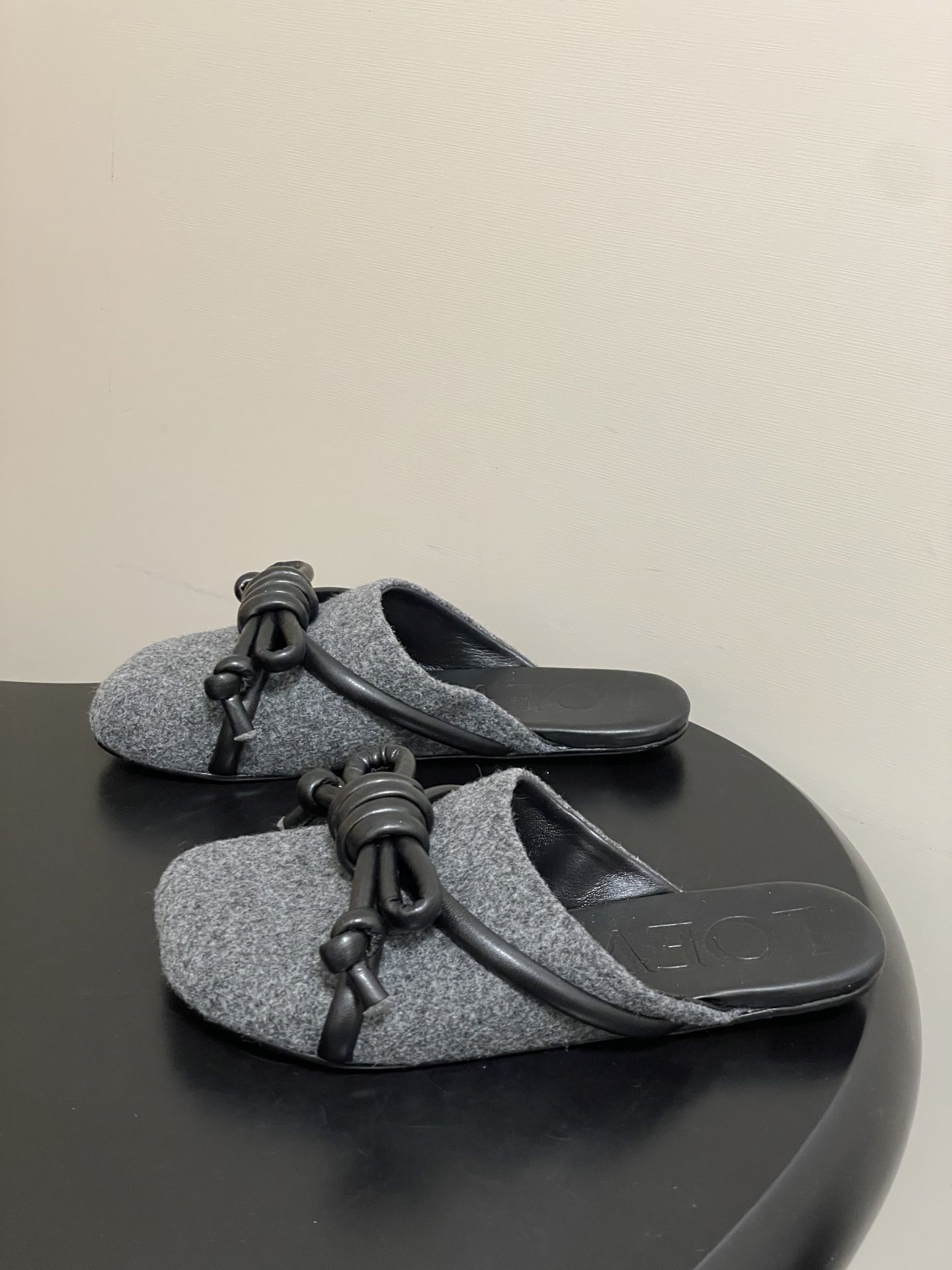 -LOEWE 罗意威 26ss 春夏新款气质时尚大蝴蝶结穆勒鞋包头平底半拖鞋把温柔和随性穿在脚上，是LO