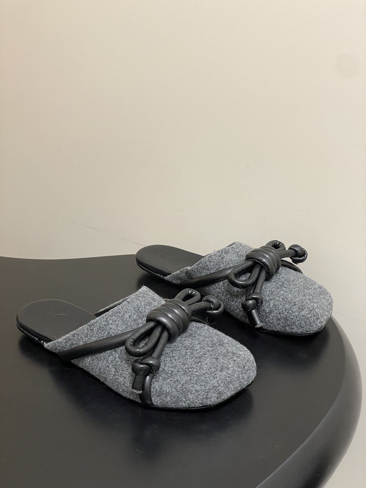 NO:749377,- LOEWE 26ss new spring and summer style fashionable big bow mules cap-toe flat half slippers. Wearing gentleness and casualness on your feet is the daily ritual that LOEWE gives you. The square toe outline is wrapped in delicate leather, and the iconic rope bow hangs gently on the upper, with a French lazy aftertaste in every step. The low-heeled design just fits the shape of the foot, and you can switch states freely when commuting, shopping or weekend coffee.  Various tones bring in the gentleness of the season, and when paired with skirts, jeans or wide-leg pants, they all look effortlessly high-end. No need to deliberately please anyone, this pair of shoes is the best protagonist for your relaxed life. Whether you are commuting to the workplace or strolling on the weekend, it can be the finishing touch in your style, low-key but substantial enough. The upper is cowhide, the lining is sheepskin, and the sole is Italian genuine leather. Size 35-39 (40.41.42)  Customized (non-refundable), half slippers, loewe, loewe, slippers, skirts, jeans, cowhide, sheepskin, Leather soles19860909- LOEWE 罗意威 26ss 春夏新款气质时尚大蝴蝶结穆勒鞋包头平底半拖鞋 把温柔和随性穿在脚上,是LOEWE给你的日常仪式感.细腻皮革包裹方头轮廓,标志性绳结蝴蝶结在鞋面轻轻垂落,每一步都带着法式慵懒的余韵.低跟设计刚好贴合脚型,通勤、逛街或是周末咖啡局,都能自在切换状态. 各种色调把季节的温柔都装了进来,搭配半裙、牛仔裤或是阔腿裤,都是毫不费力的高级感.不用刻意讨好谁,这双鞋就是你松弛生活的最佳主角.无论是通勤职场还是周末漫步,它都能成为你造型里的点睛之笔,低调却足够有分量. 鞋面牛皮 内里垫脚羊皮 鞋底意大利真皮大底 码数35-39（40.41.42 定做不退换）,半拖拖鞋,loewe,loewe,slippers,skirts,jeans,cowhide,sheepskin,Leather soles,Women's Shoes