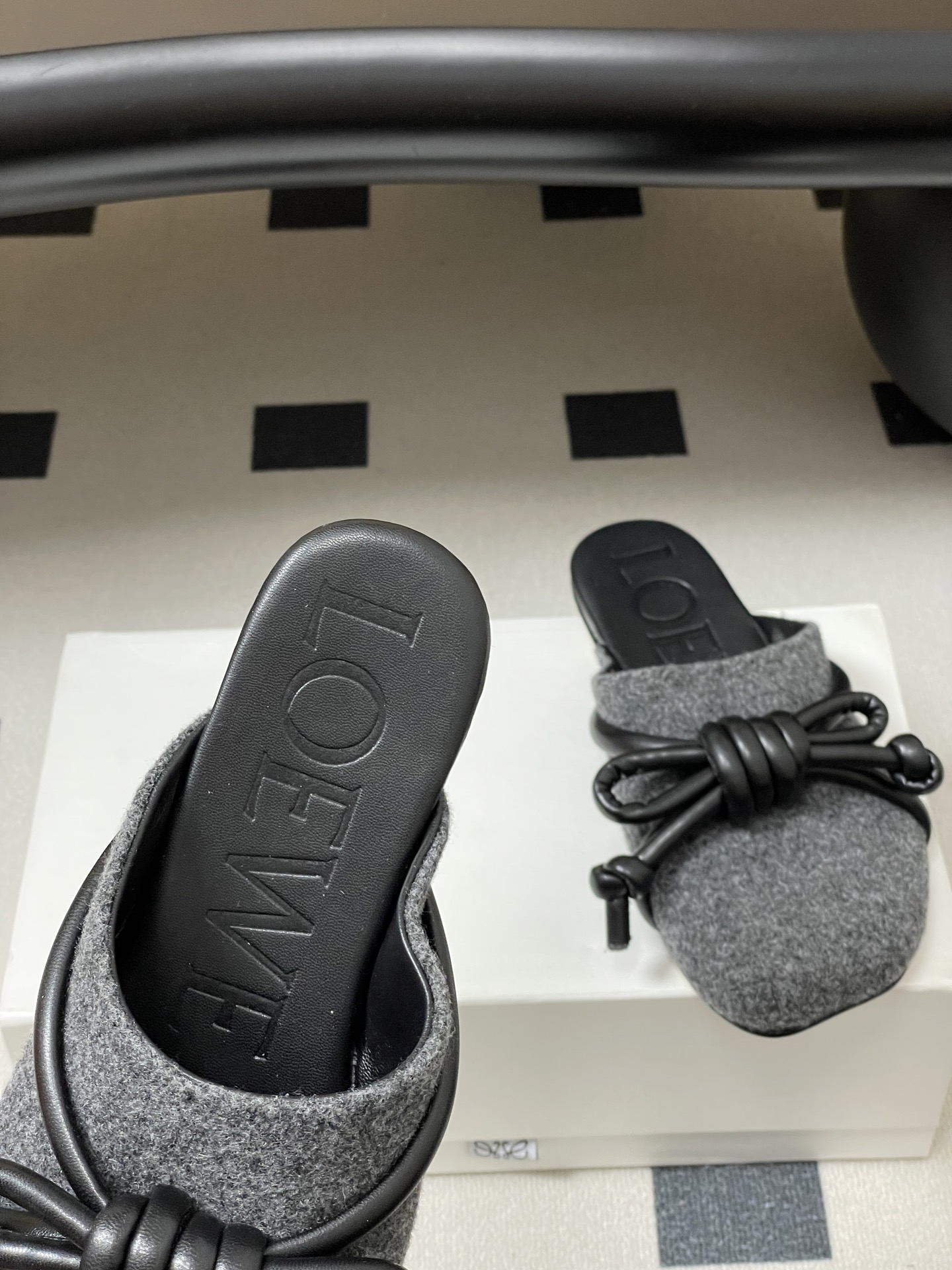 -LOEWE 罗意威 26ss 春夏新款气质时尚大蝴蝶结穆勒鞋包头平底半拖鞋把温柔和随性穿在脚上，是LO