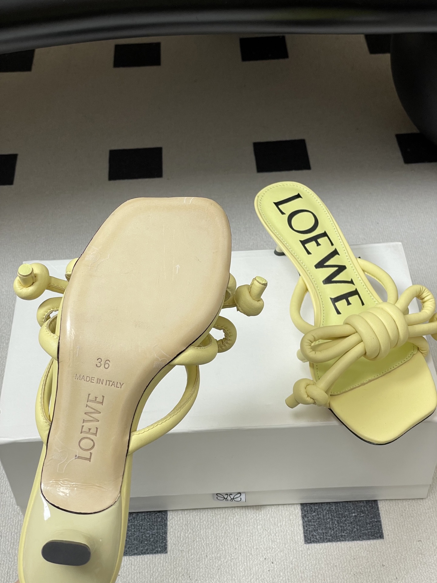 -LOEWE 罗意威 26ss 春夏新款气质时尚大蝴蝶高跟拖鞋方头小猫跟凉拖鞋把温柔和随性穿在脚上，是L