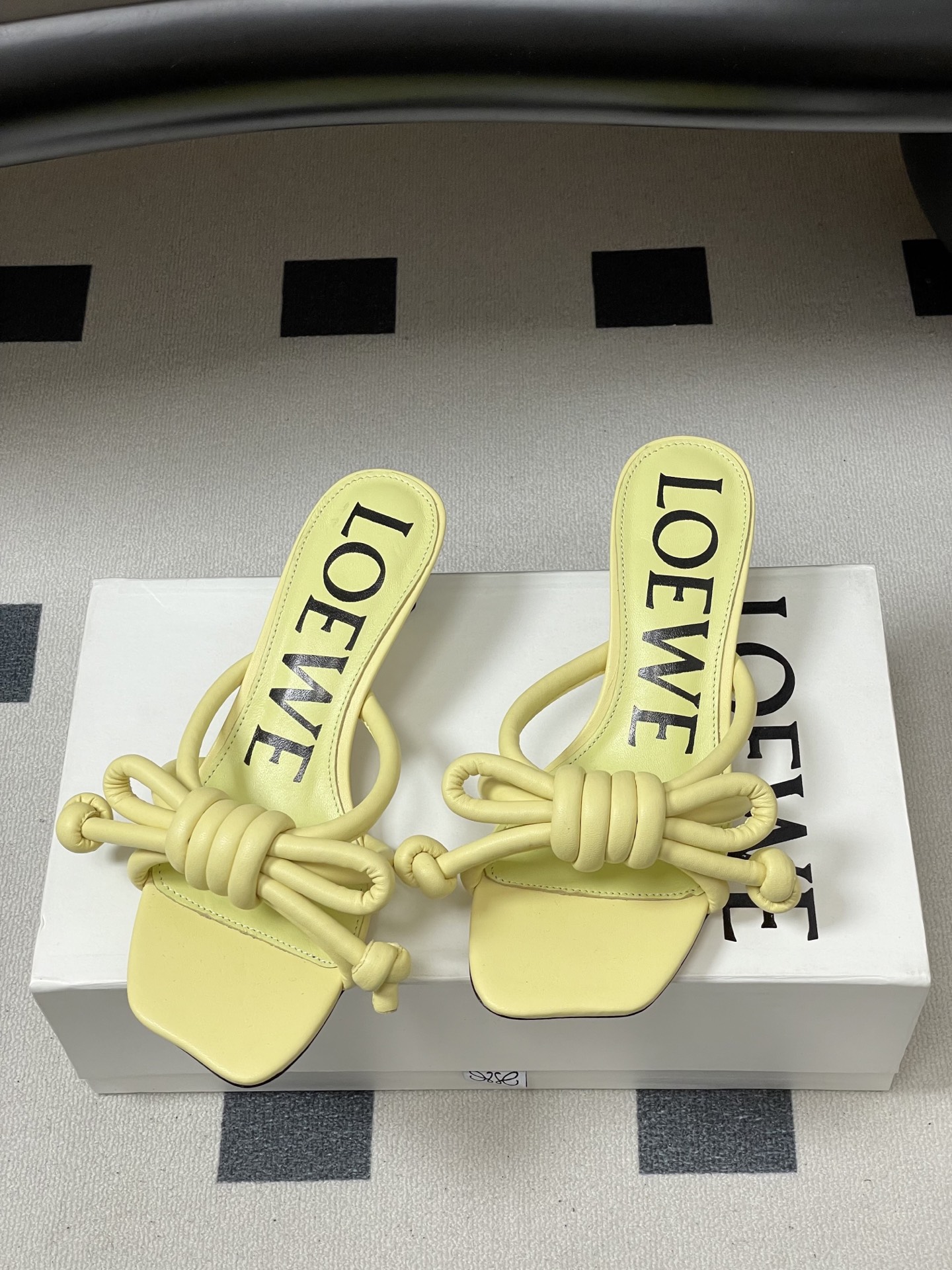 -LOEWE 罗意威 26ss 春夏新款气质时尚大蝴蝶高跟拖鞋方头小猫跟凉拖鞋把温柔和随性穿在脚上，是L