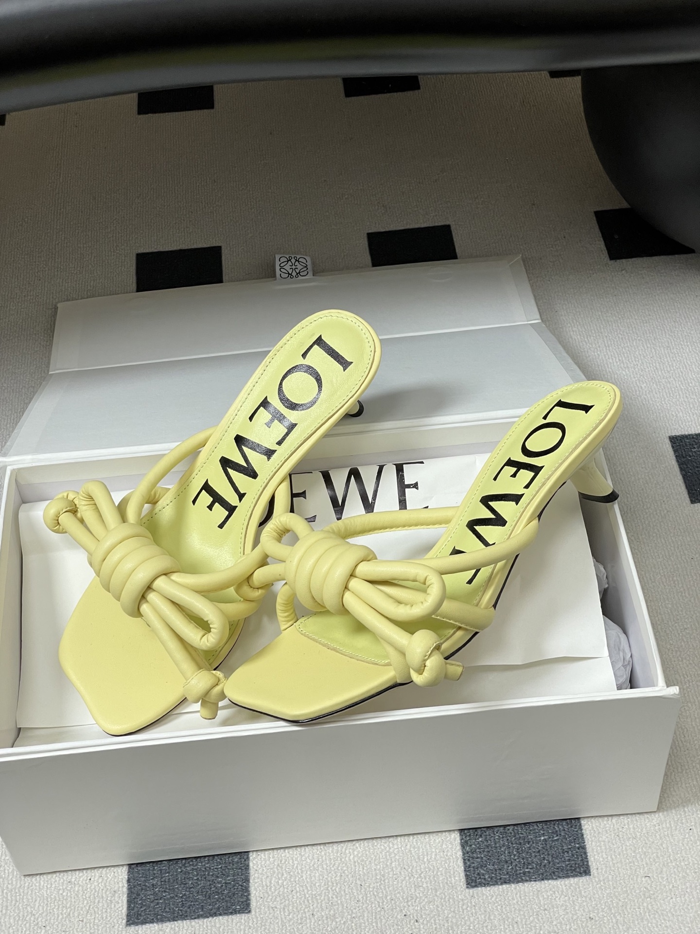 -LOEWE 罗意威 26ss 春夏新款气质时尚大蝴蝶高跟拖鞋方头小猫跟凉拖鞋把温柔和随性穿在脚上，是L