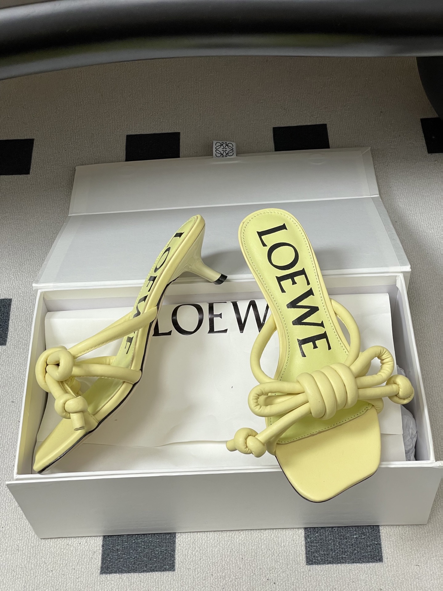 -LOEWE 罗意威 26ss 春夏新款气质时尚大蝴蝶高跟拖鞋方头小猫跟凉拖鞋把温柔和随性穿在脚上，是L