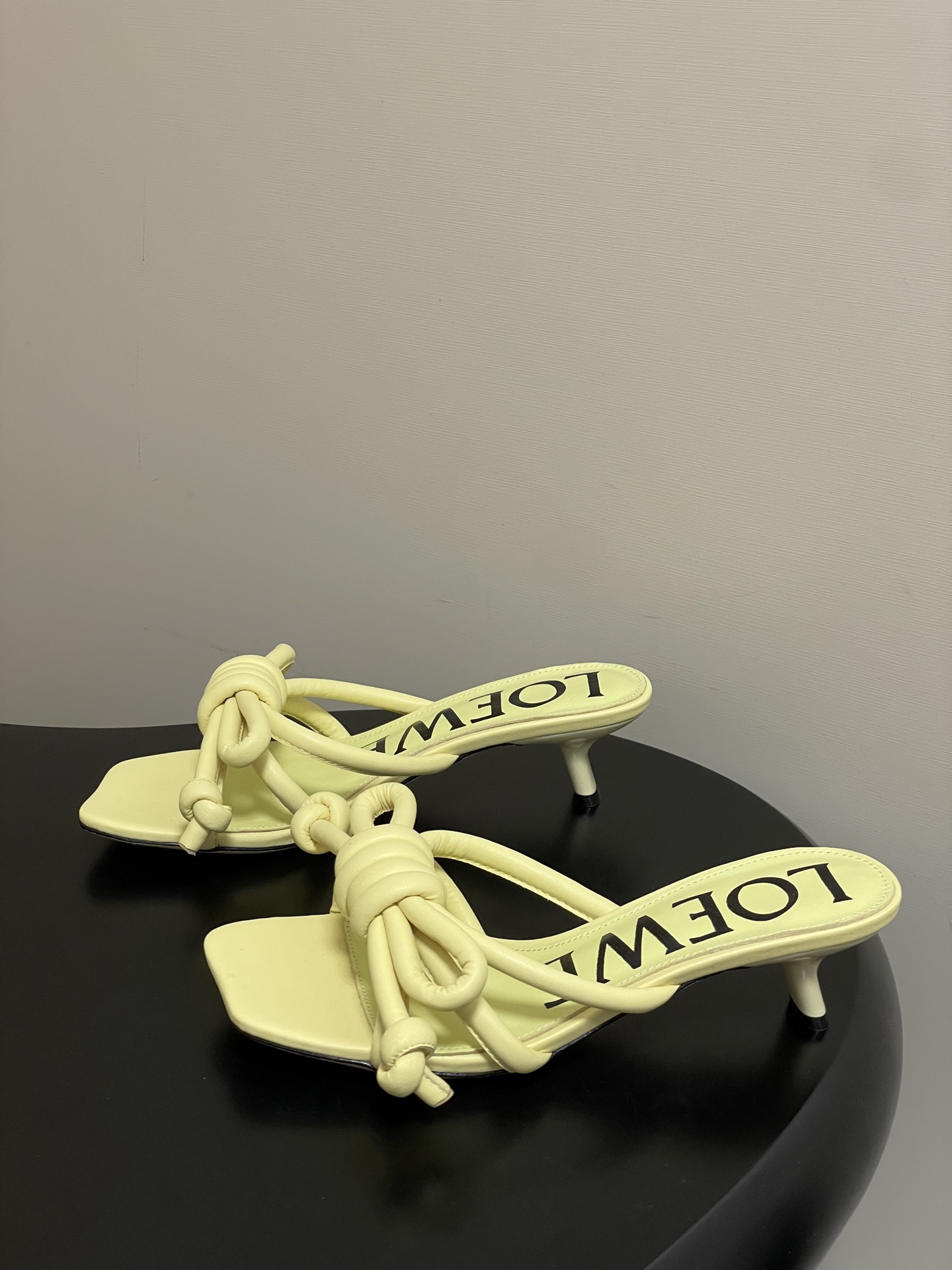 -LOEWE 罗意威 26ss 春夏新款气质时尚大蝴蝶高跟拖鞋方头小猫跟凉拖鞋把温柔和随性穿在脚上，是L