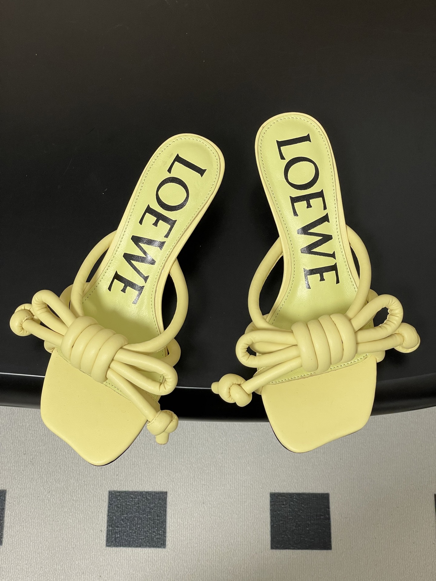 -LOEWE 罗意威 26ss 春夏新款气质时尚大蝴蝶高跟拖鞋方头小猫跟凉拖鞋把温柔和随性穿在脚上，是L