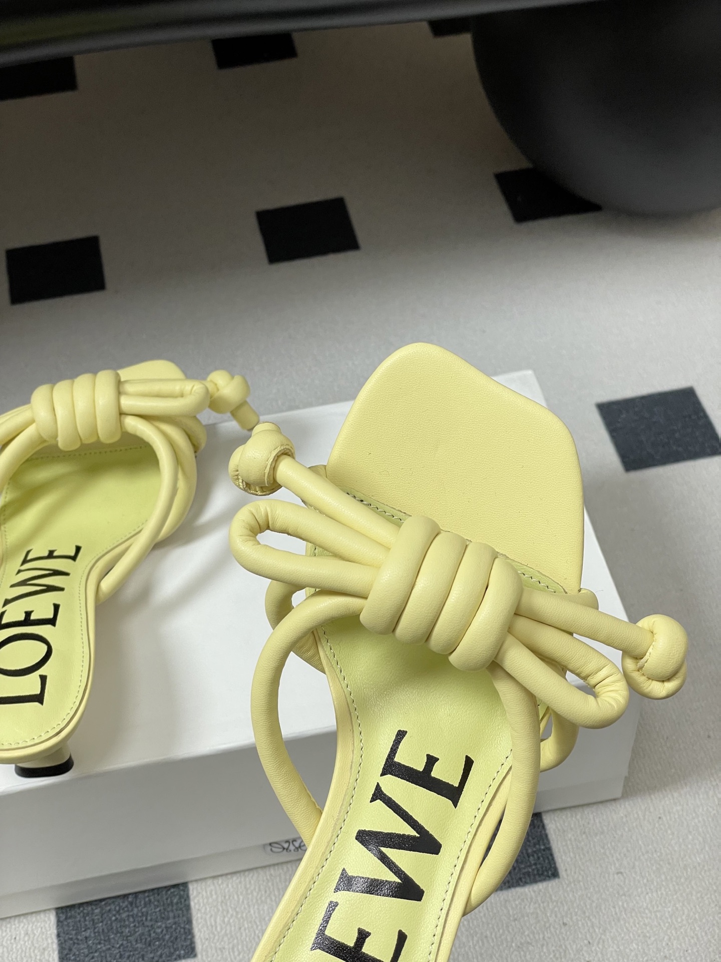 -LOEWE 罗意威 26ss 春夏新款气质时尚大蝴蝶高跟拖鞋方头小猫跟凉拖鞋把温柔和随性穿在脚上，是L