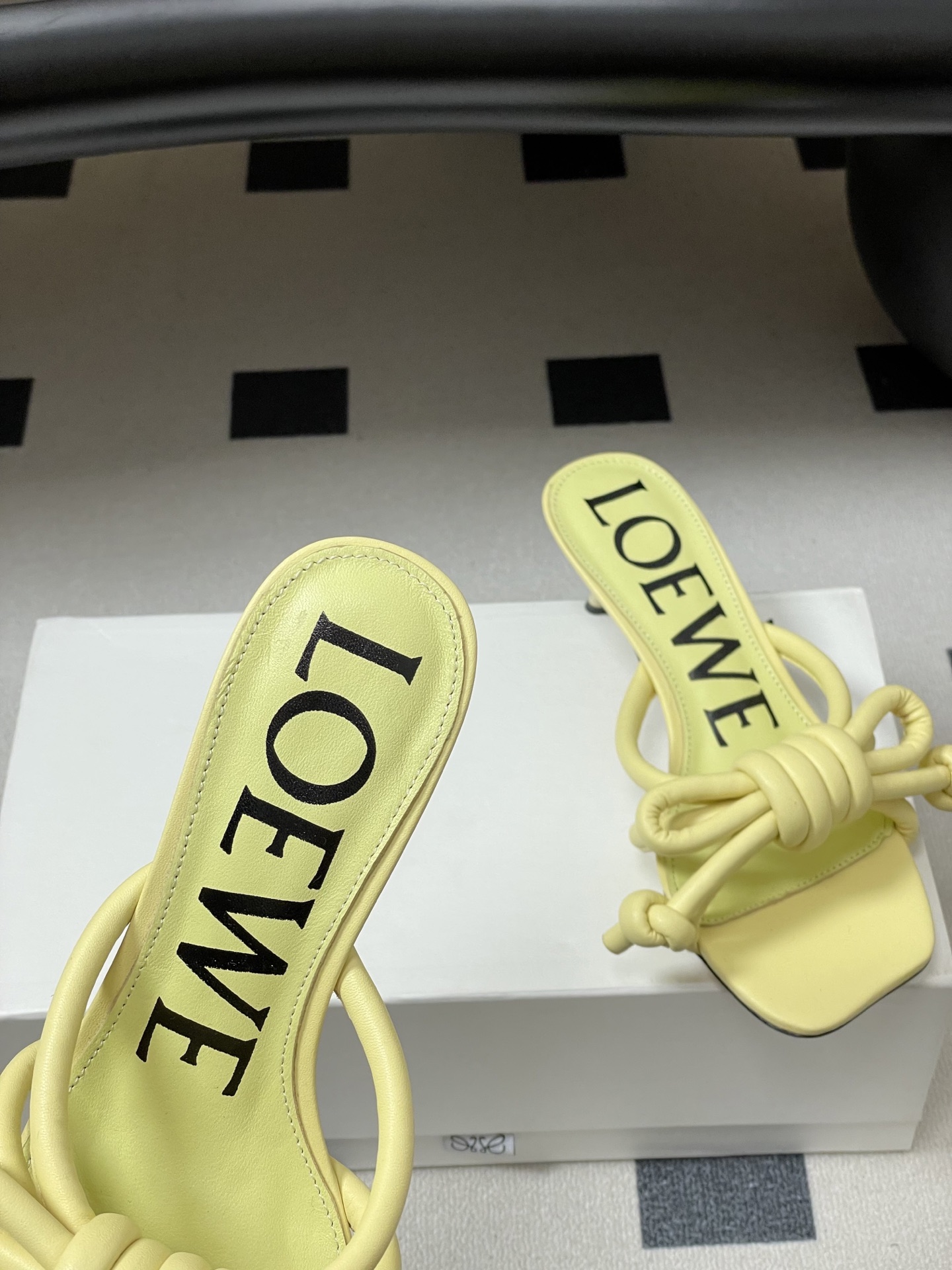 -LOEWE 罗意威 26ss 春夏新款气质时尚大蝴蝶高跟拖鞋方头小猫跟凉拖鞋把温柔和随性穿在脚上，是L