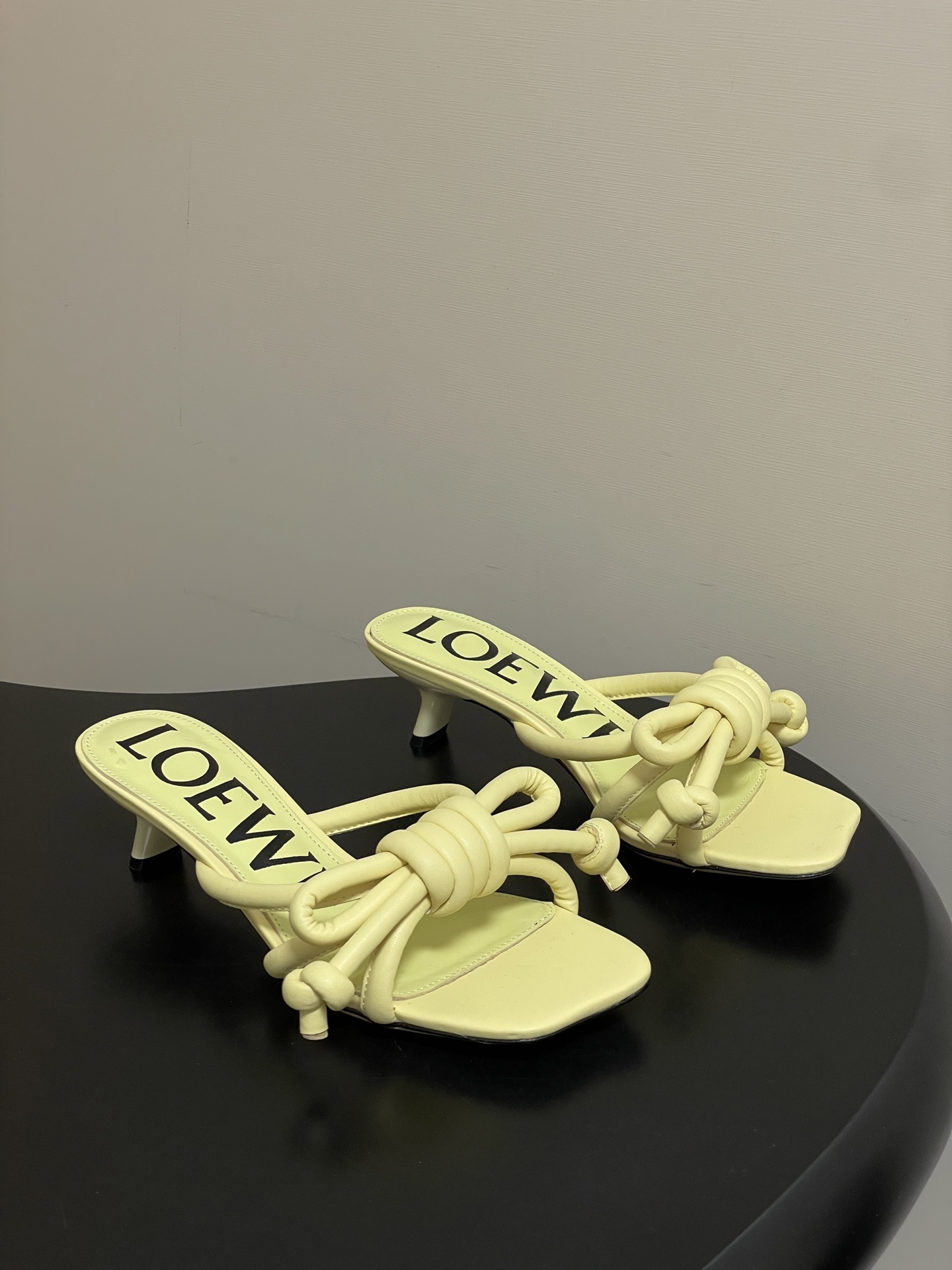 -LOEWE 罗意威 26ss 春夏新款气质时尚大蝴蝶高跟拖鞋方头小猫跟凉拖鞋把温柔和随性穿在脚上，是L