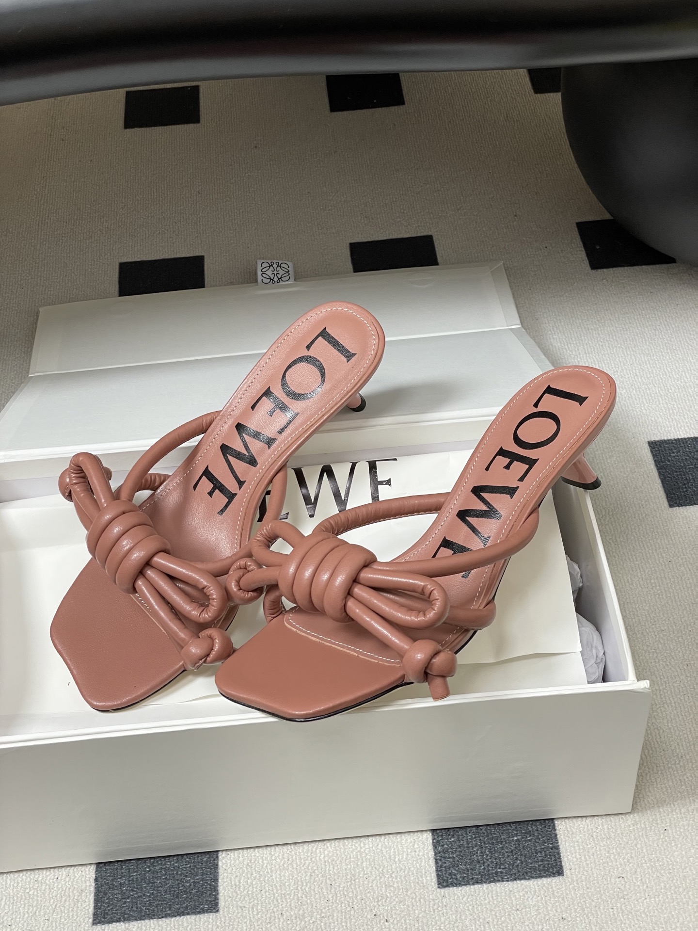 -LOEWE 罗意威 26ss 春夏新款气质时尚大蝴蝶高跟拖鞋方头小猫跟凉拖鞋把温柔和随性穿在脚上，是L