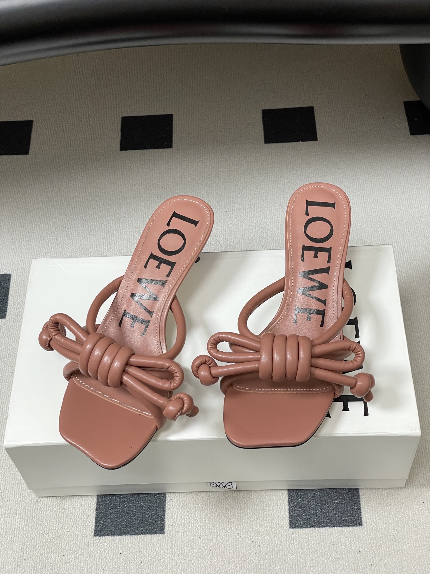 -LOEWE 罗意威 26ss 春夏新款气质时尚大蝴蝶高跟拖鞋方头小猫跟凉拖鞋把温柔和随性穿在脚上，是L