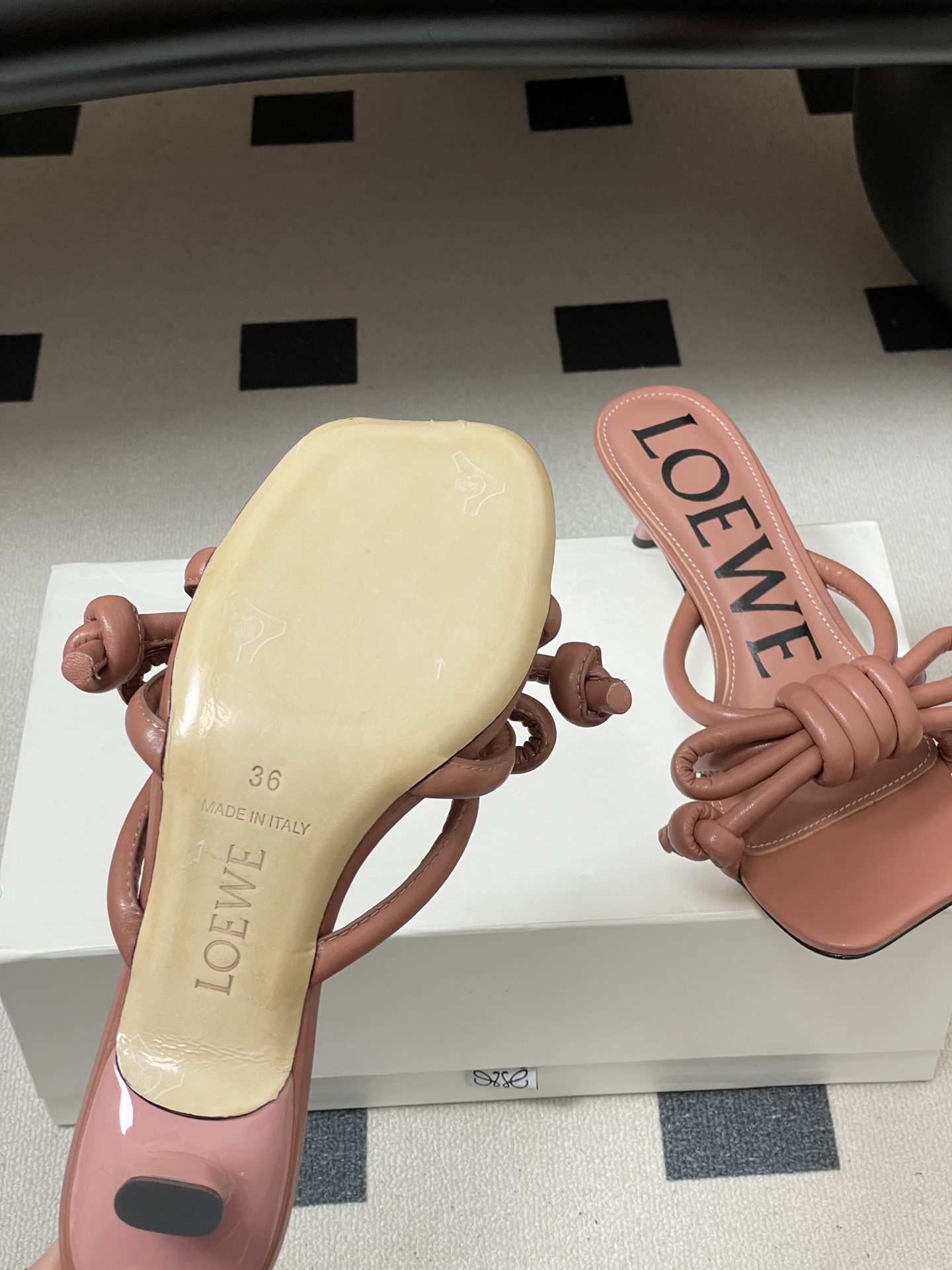 -LOEWE 罗意威 26ss 春夏新款气质时尚大蝴蝶高跟拖鞋方头小猫跟凉拖鞋把温柔和随性穿在脚上，是L