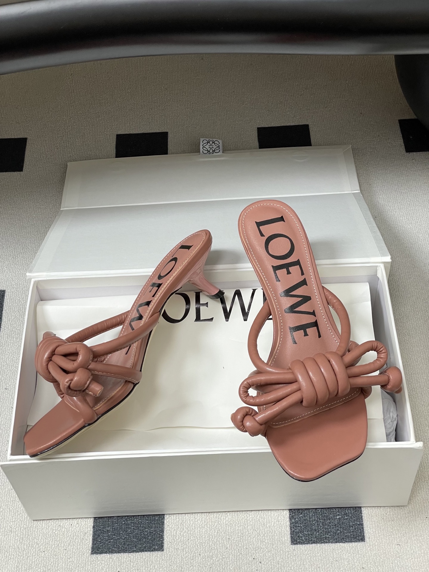 -LOEWE 罗意威 26ss 春夏新款气质时尚大蝴蝶高跟拖鞋方头小猫跟凉拖鞋把温柔和随性穿在脚上，是L