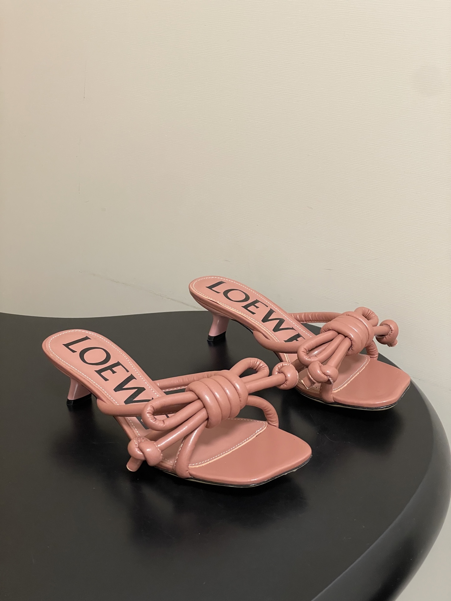 -LOEWE 罗意威 26ss 春夏新款气质时尚大蝴蝶高跟拖鞋方头小猫跟凉拖鞋把温柔和随性穿在脚上，是L