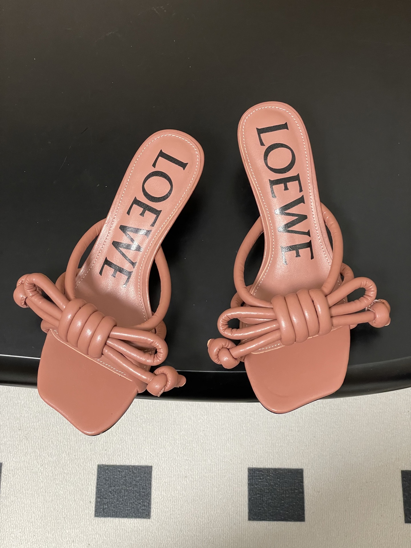 -LOEWE 罗意威 26ss 春夏新款气质时尚大蝴蝶高跟拖鞋方头小猫跟凉拖鞋把温柔和随性穿在脚上，是L