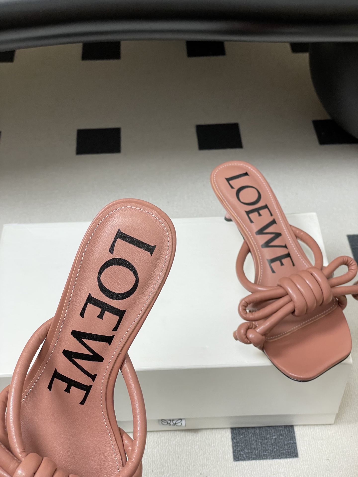 -LOEWE 罗意威 26ss 春夏新款气质时尚大蝴蝶高跟拖鞋方头小猫跟凉拖鞋把温柔和随性穿在脚上，是L