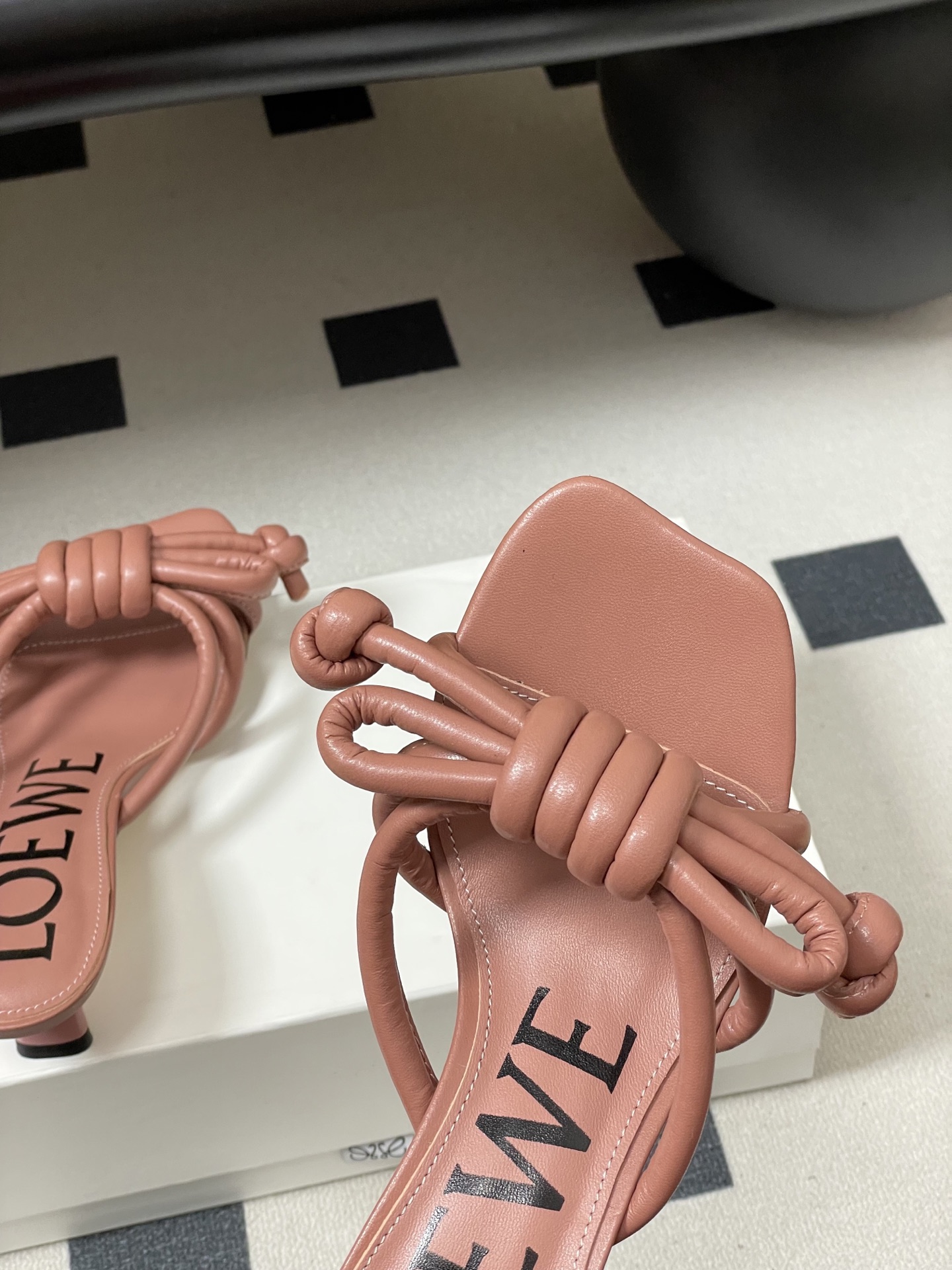 -LOEWE 罗意威 26ss 春夏新款气质时尚大蝴蝶高跟拖鞋方头小猫跟凉拖鞋把温柔和随性穿在脚上，是L