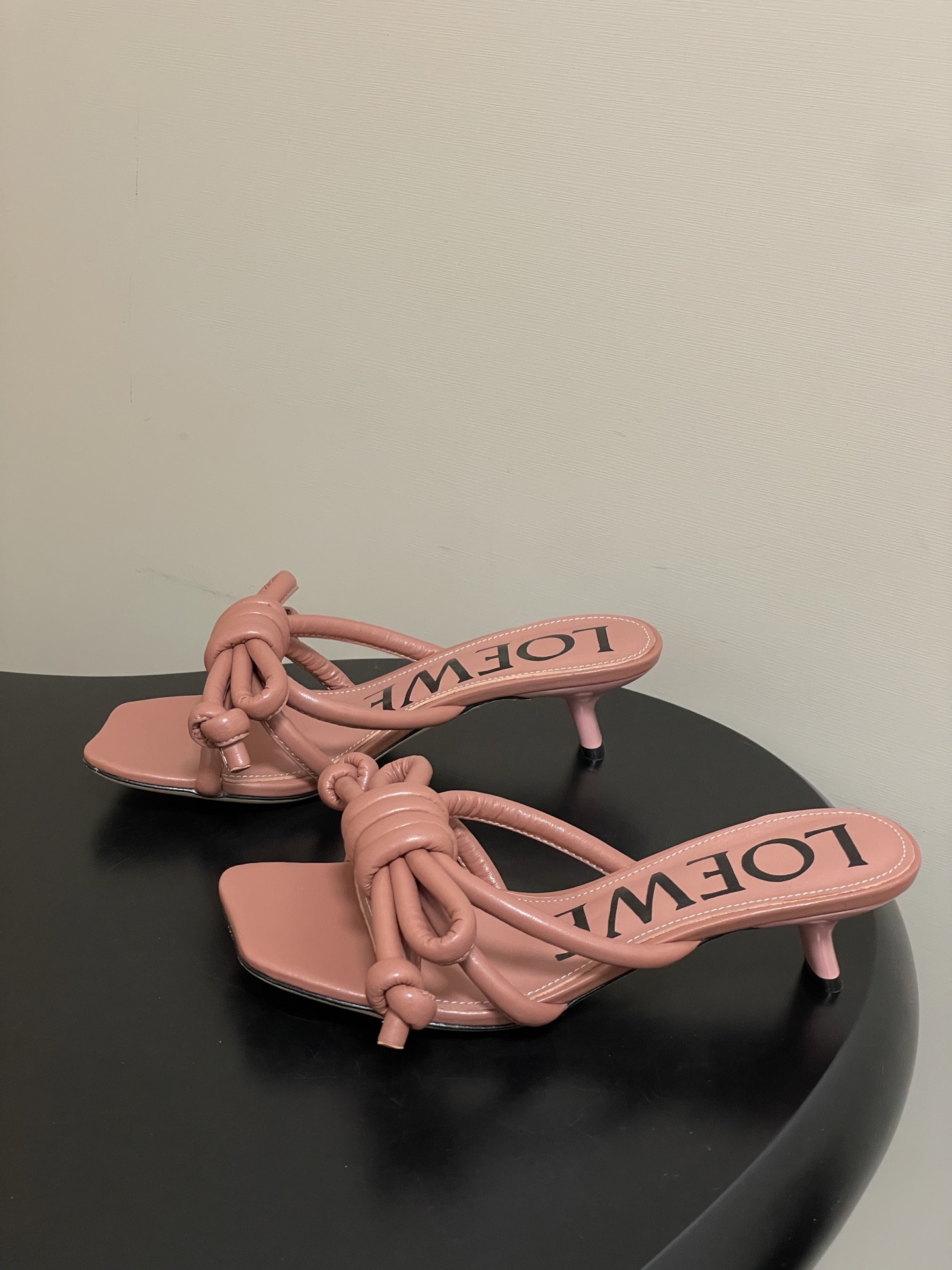 -LOEWE 罗意威 26ss 春夏新款气质时尚大蝴蝶高跟拖鞋方头小猫跟凉拖鞋把温柔和随性穿在脚上，是L