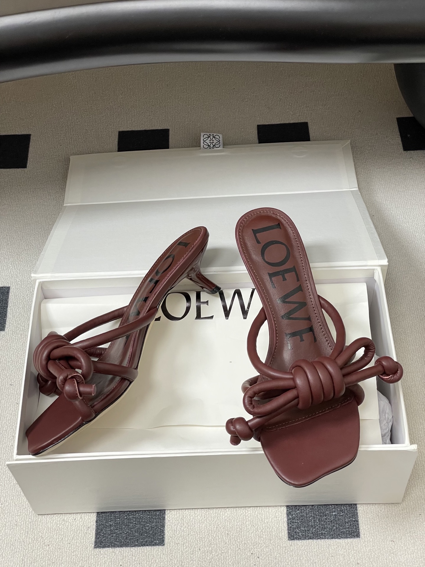 -LOEWE 罗意威 26ss 春夏新款气质时尚大蝴蝶高跟拖鞋方头小猫跟凉拖鞋把温柔和随性穿在脚上，是L