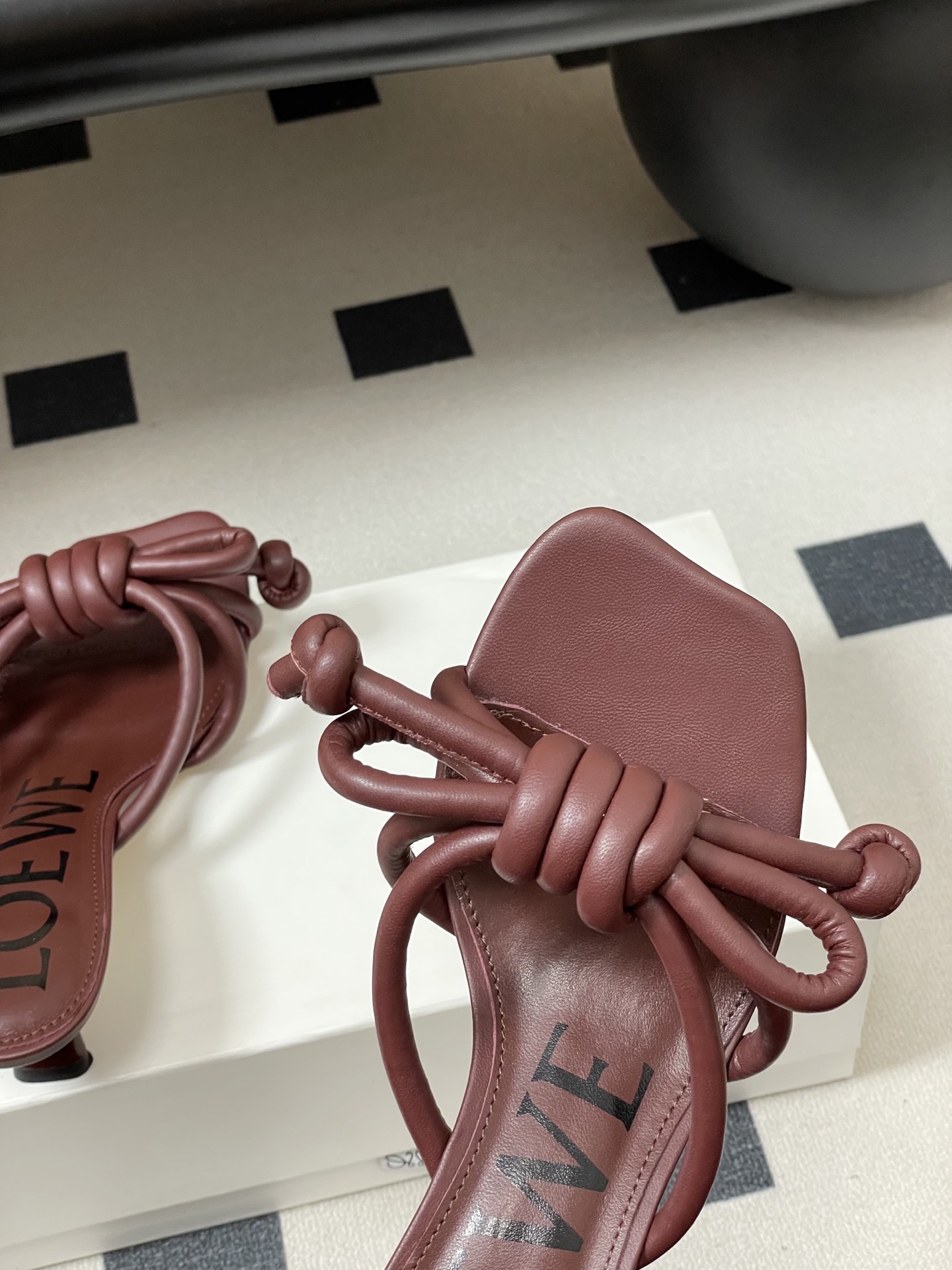 -LOEWE 罗意威 26ss 春夏新款气质时尚大蝴蝶高跟拖鞋方头小猫跟凉拖鞋把温柔和随性穿在脚上，是L