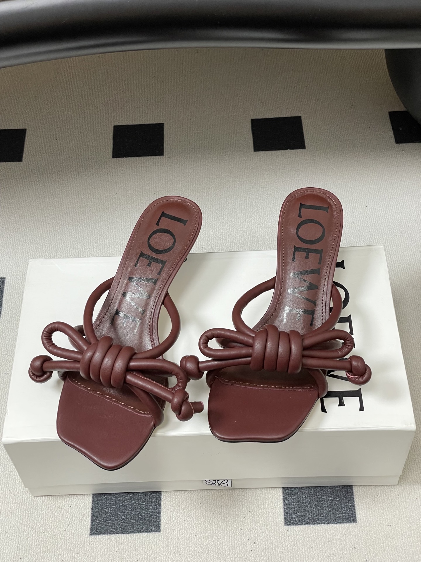 -LOEWE 罗意威 26ss 春夏新款气质时尚大蝴蝶高跟拖鞋方头小猫跟凉拖鞋把温柔和随性穿在脚上，是L