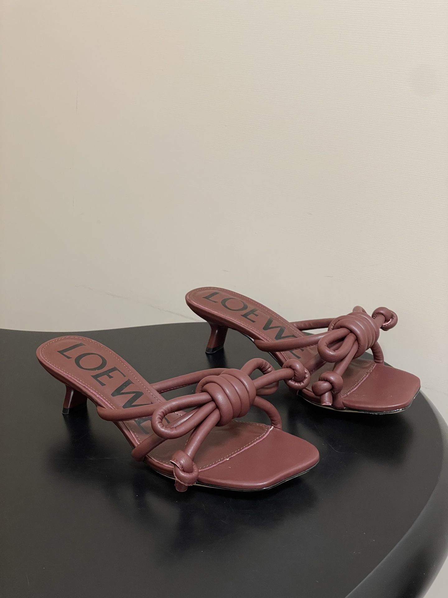 -LOEWE 罗意威 26ss 春夏新款气质时尚大蝴蝶高跟拖鞋方头小猫跟凉拖鞋把温柔和随性穿在脚上，是L