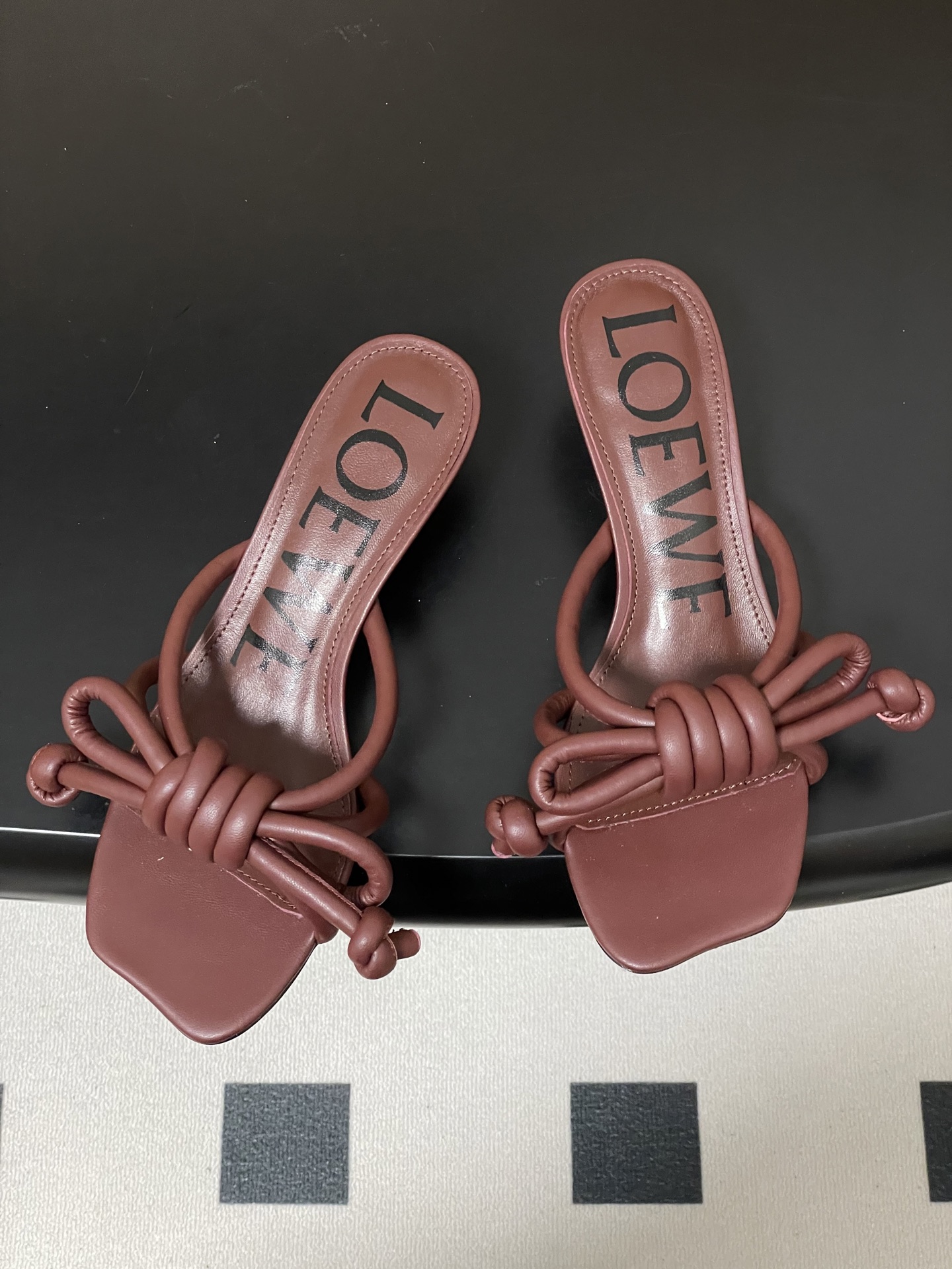 -LOEWE 罗意威 26ss 春夏新款气质时尚大蝴蝶高跟拖鞋方头小猫跟凉拖鞋把温柔和随性穿在脚上，是L