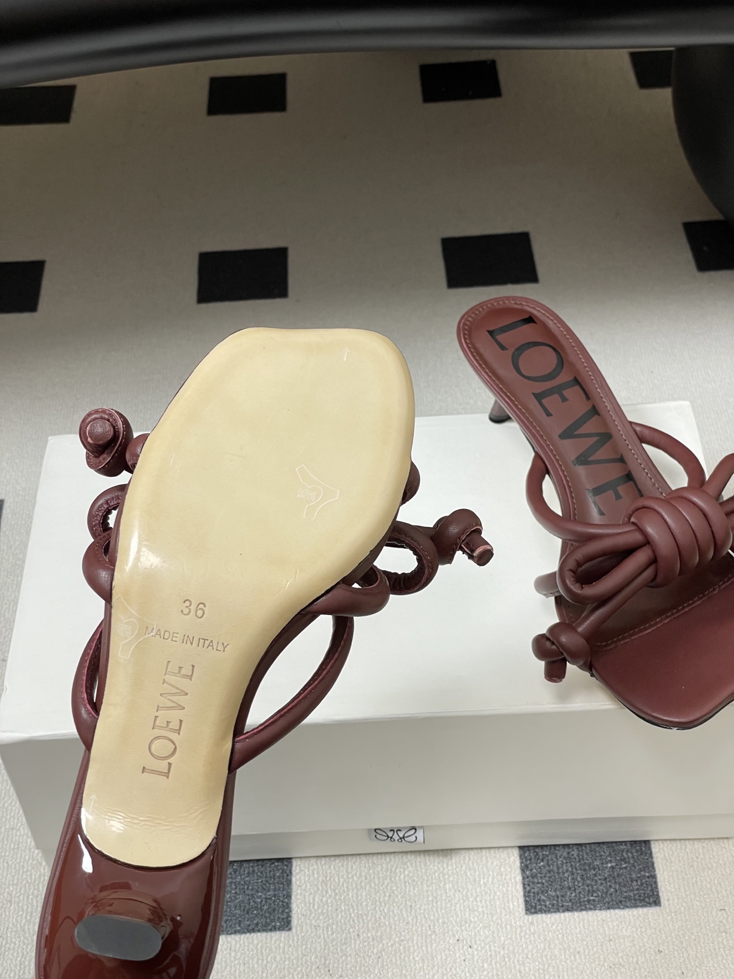 -LOEWE 罗意威 26ss 春夏新款气质时尚大蝴蝶高跟拖鞋方头小猫跟凉拖鞋把温柔和随性穿在脚上，是L